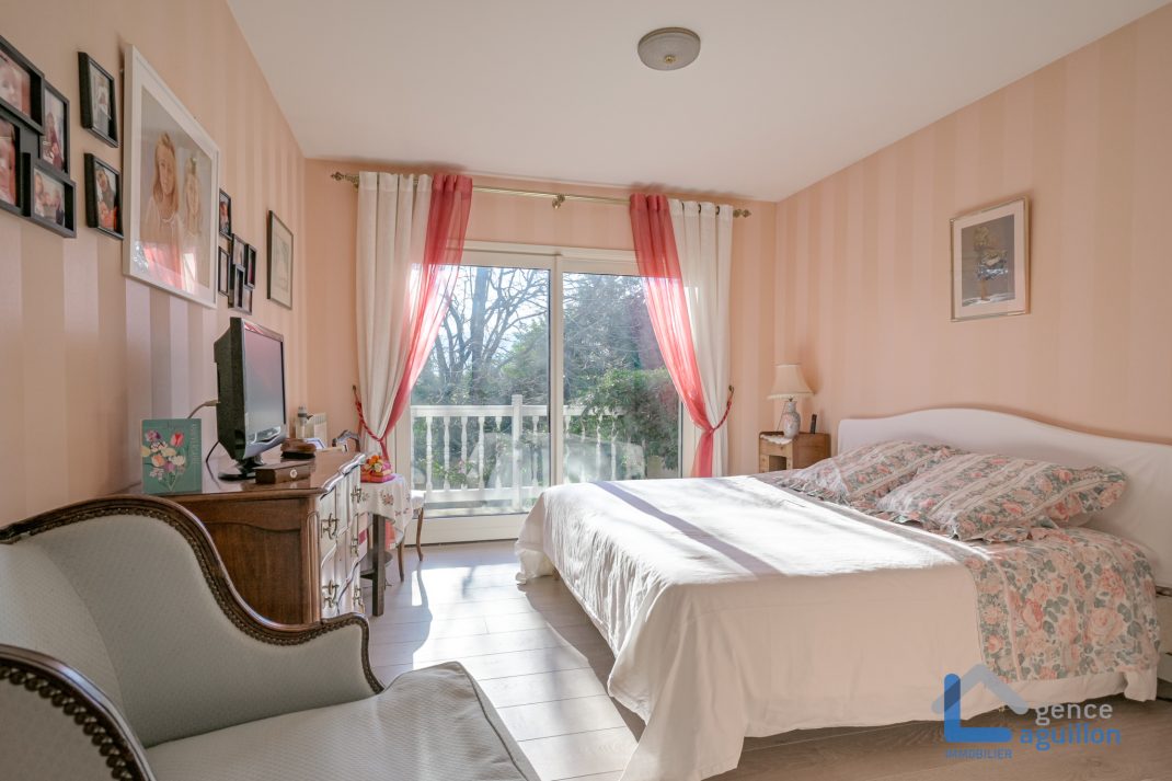 Villa de arquitecto en zona tranquila, elegante y funcional!!! ubicada cerca del Centro en una calle tranquila y sin salida. Ven a conocerla!!!