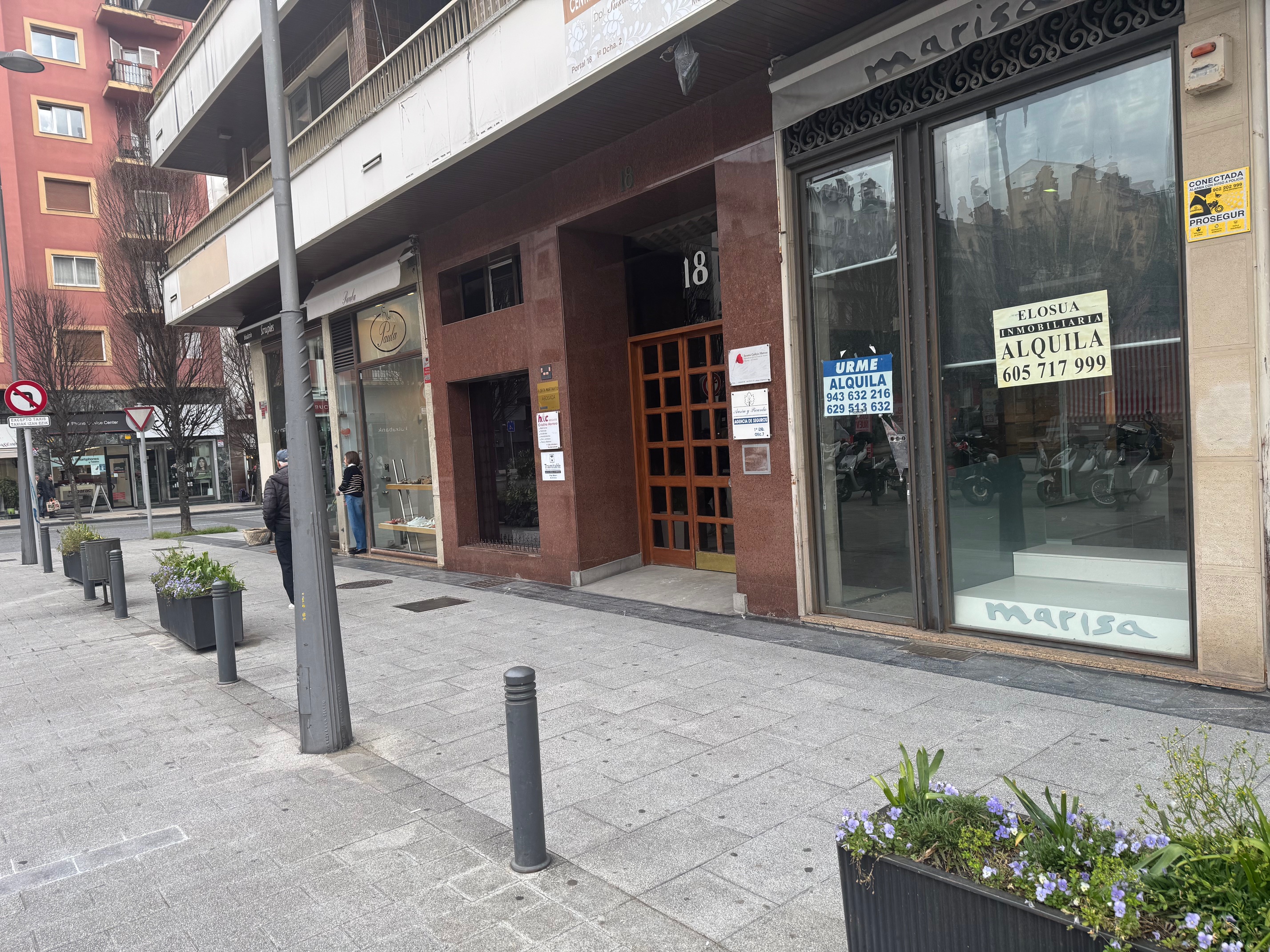 En Luis Mariano, local comercial 100 m2, distribuidos en 3 plantas (60m2 planta principal) Excelente ubicación! Infórmate en nuestras oficinas de Paseo de Colon 27. En Luis Mariano, local comercial 100 m2, distribuidos en 3 plantas (60m2 planta principal) Excelente ubicación! Infórmate en nuestras oficinas de Paseo de Colon 27.