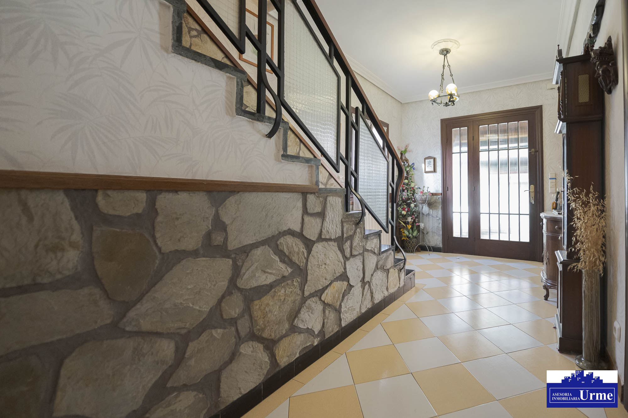 Próxima al ayuntamiento de Irún, villa individual en parcela de 700m2.Dos plantas de 90m2, jardín balcón garaje, txoko. Infórmate!!!