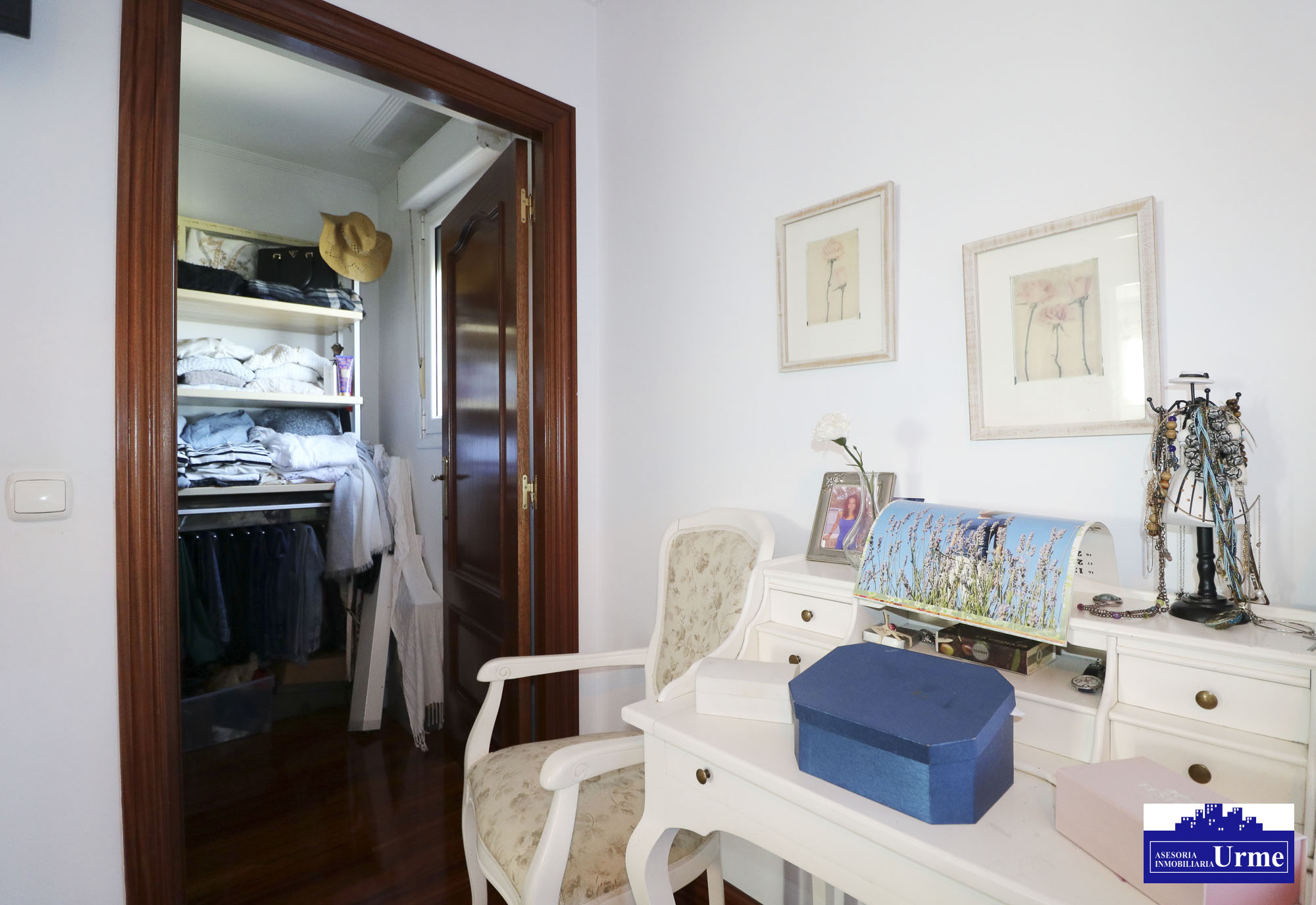 Espectacular villa con piscina en zona tranquila a pocos minutos de Irún. Infórmate!!