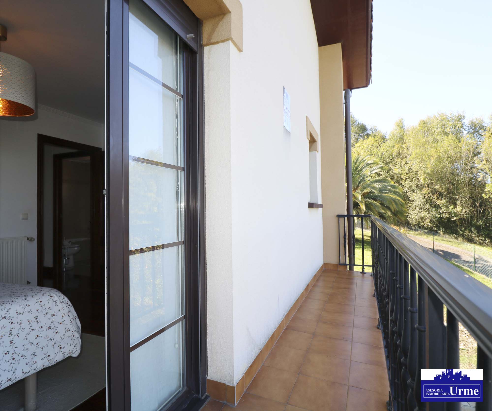 Espectacular villa con piscina en zona tranquila a pocos minutos de Irún. Infórmate!!