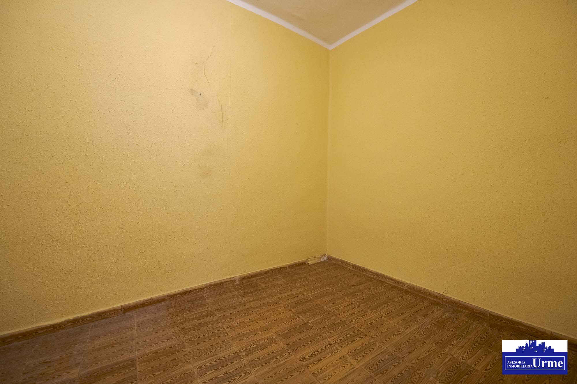 En plaza pio XII, a reformar totalmente! fachada y tejado realizados.53m2, actualmente 2 habitaciones, sala, cocina y baño. Informate!