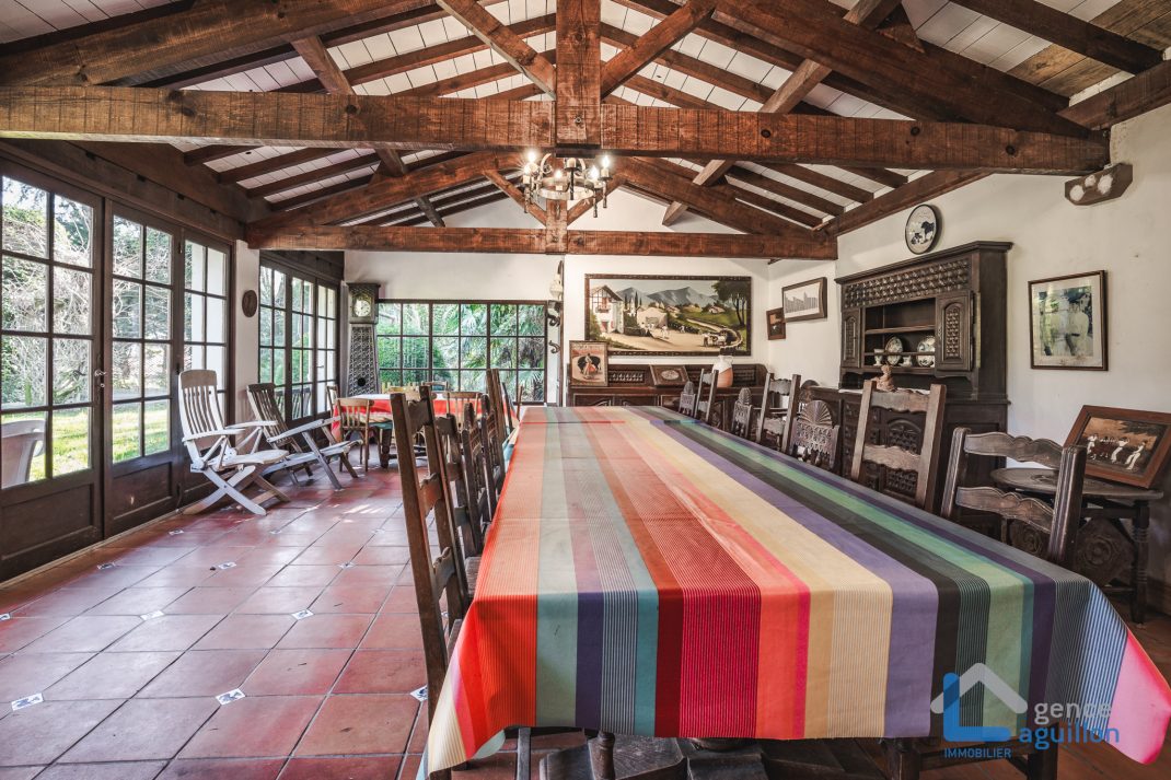 Villa de arquitecto en zona tranquila, elegante y funcional!!! ubicada cerca del Centro en una calle tranquila y sin salida. Ven a conocerla!!!