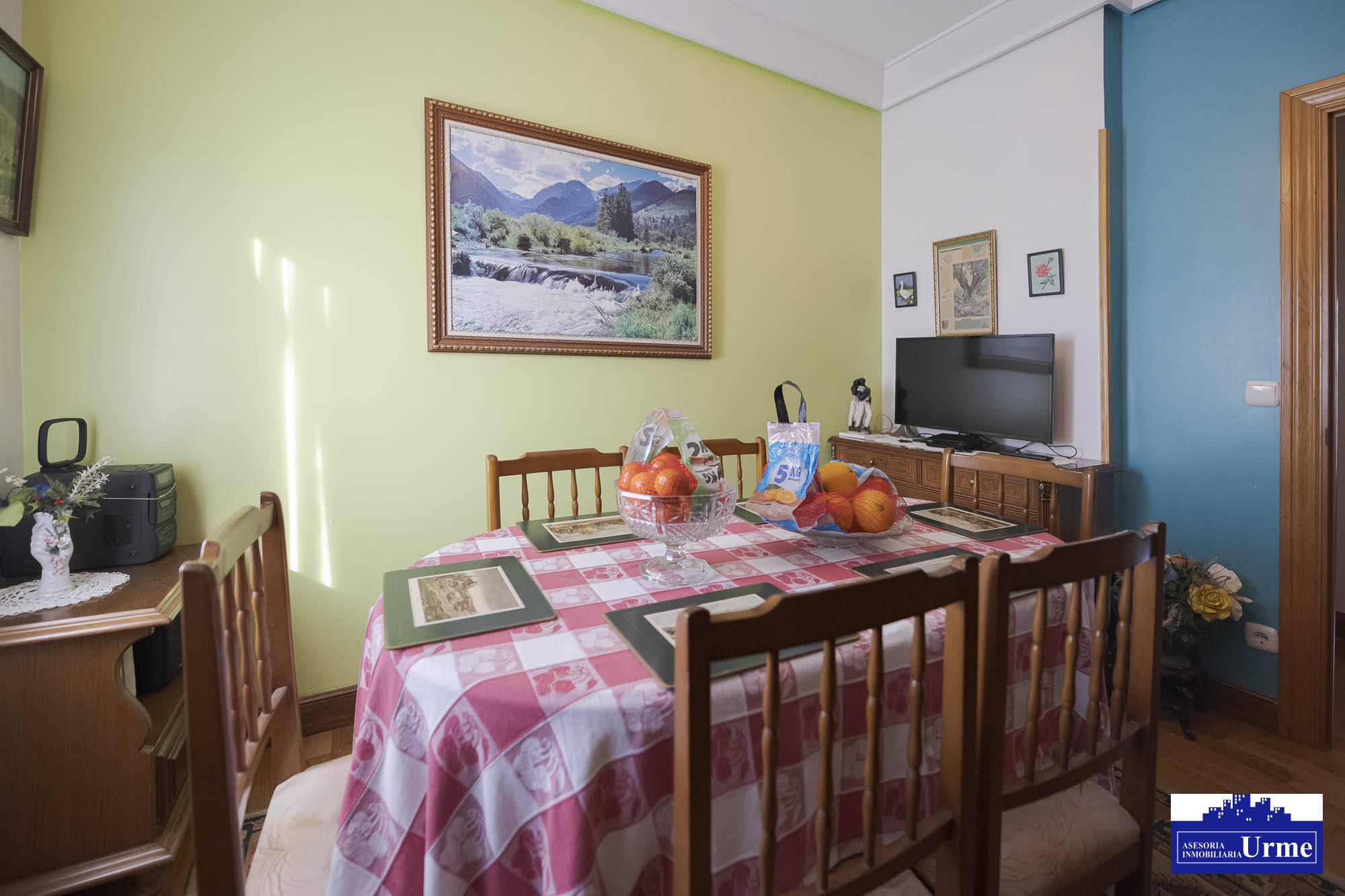 Próxima al ayuntamiento de Irún, villa individual en parcela de 700m2.Dos plantas de 90m2, jardín balcón garaje, txoko. Infórmate!!!