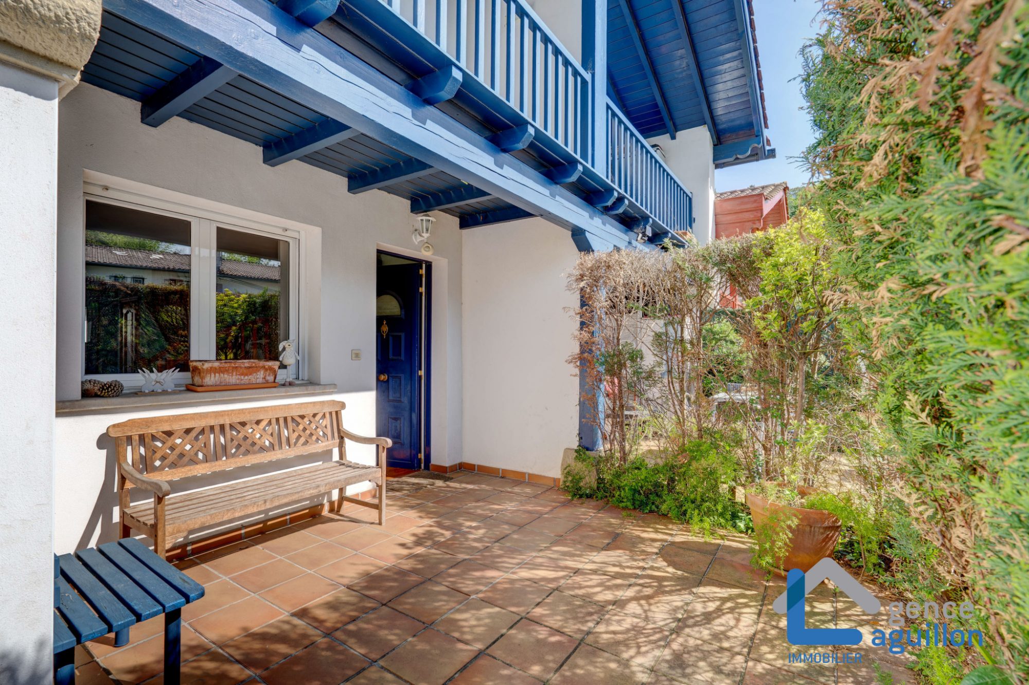 En Behobie, villita con terraza, garaje y parking.2 habitaciones, salon, cocina equipada , baño y toilette. Zona tranquila junto a la iglesia y fronton. Muy cerquita frontera!