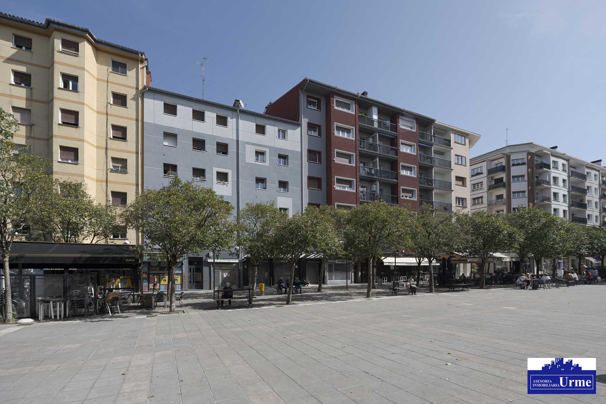 En plaza pio XII, a reformar totalmente! fachada y tejado realizados.53m2, actualmente 2 habitaciones, sala, cocina y baño. Informate!