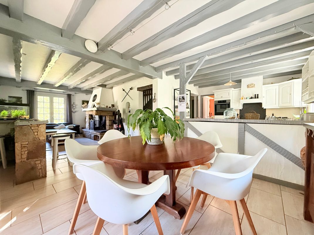 En Biriatou, Villa estilo basque con piscina climatizada! Parcela arbolada de 2918m2.Acceso a autopista y frontera a proximidad.Te encantara!! Ven a visitarla