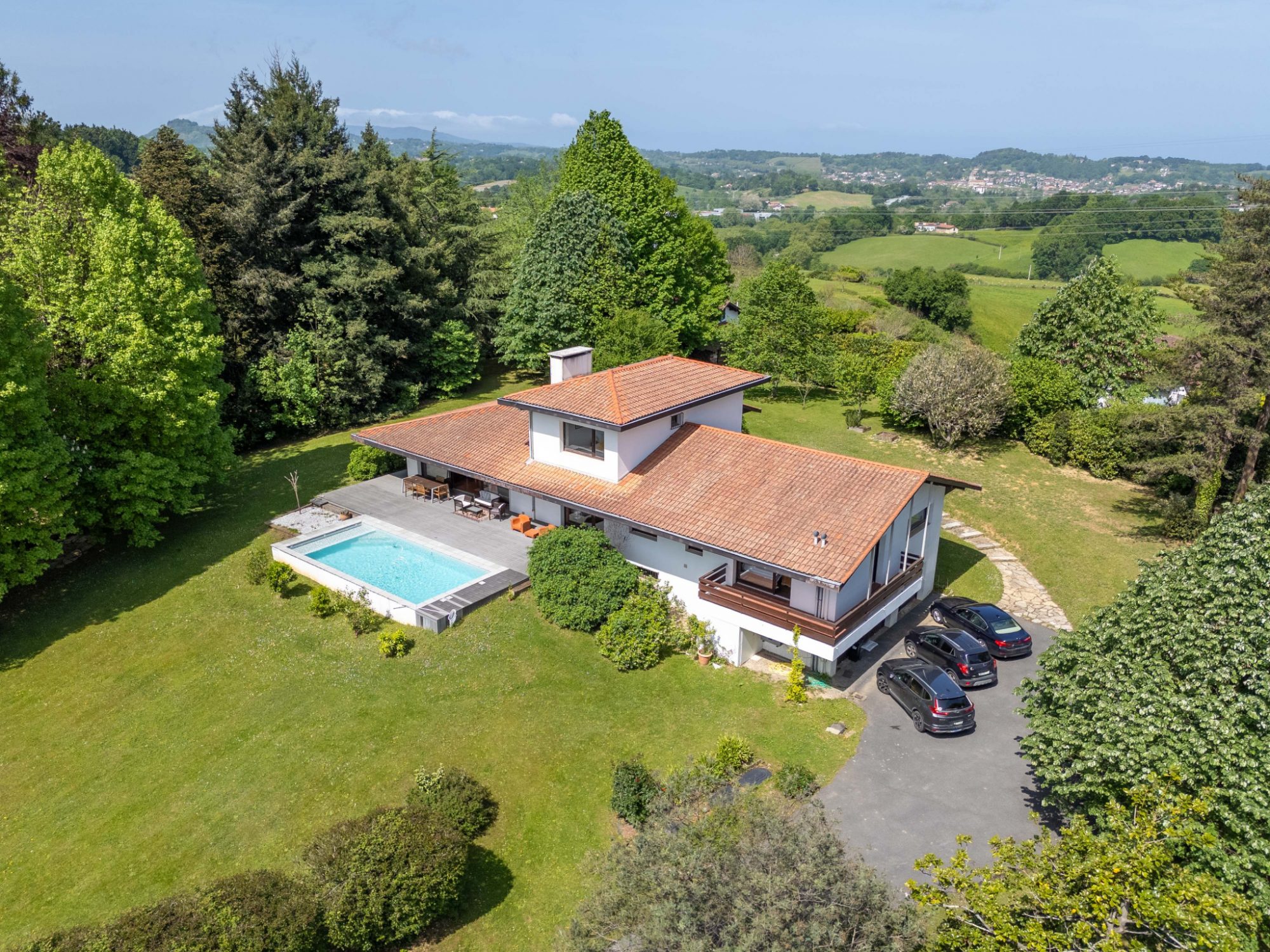 En Urrugne, entorno natural. IMPRESIONANTE villa individual CON PISCINA CLIMATIZADA!!10mil m2 de terreno arbolado y llano. Vistas fantasticas a Larun!!