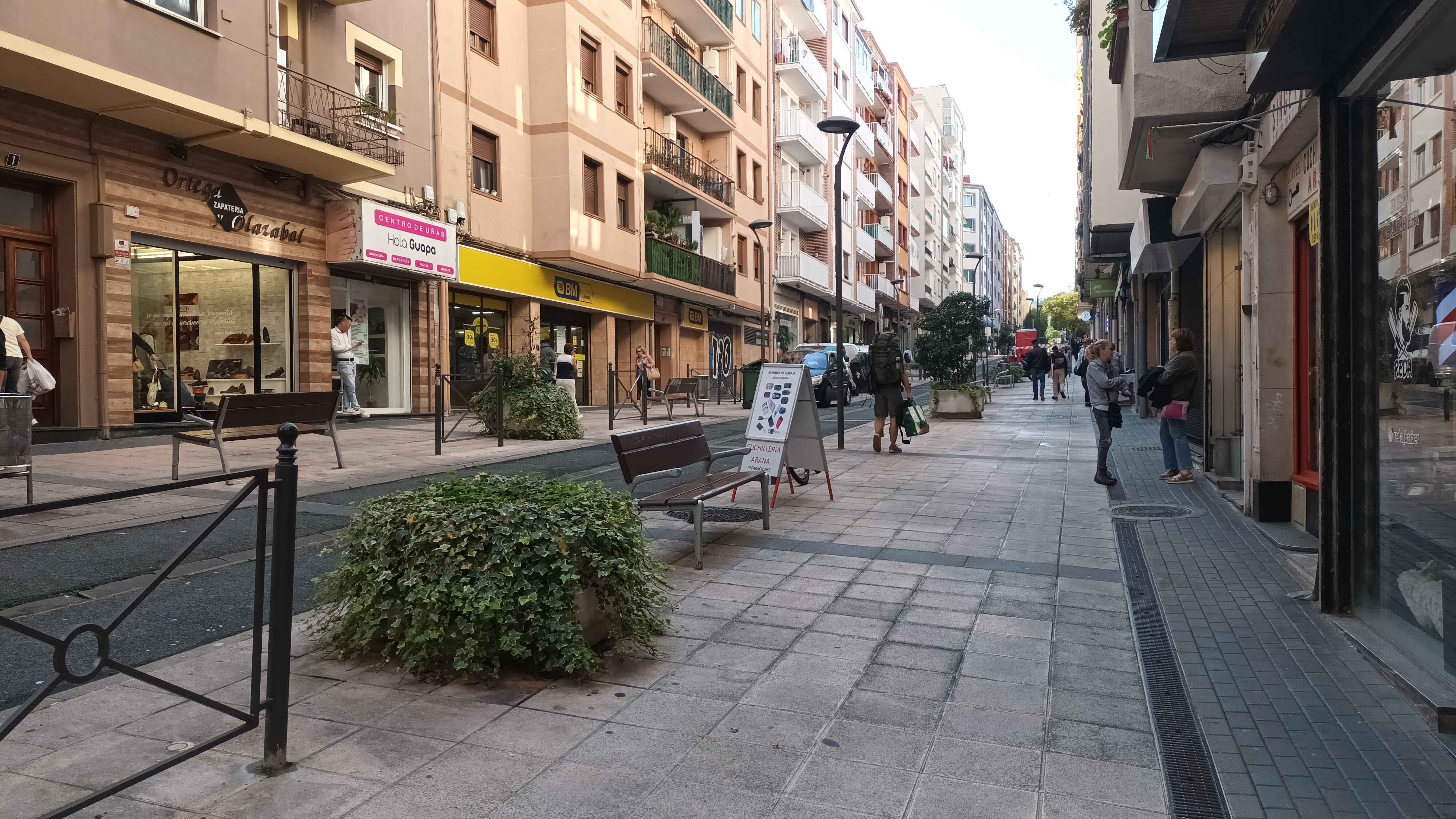 Tu local en Irún! Actualmente tienda de zapatos (35 años) Disponible en venta o alquiler. Infórmate puede ser tu oportunidad!