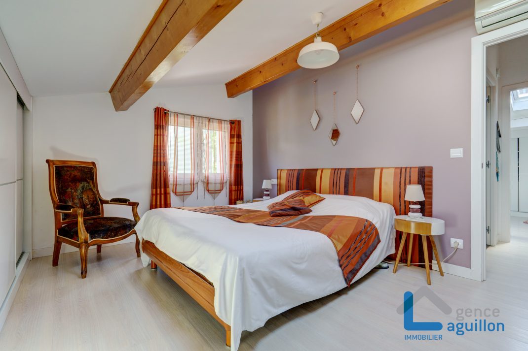 Con un toque especial, villa adosada en el centro. Con 2 amplias terrazas. Comercio a pie. Topo a proximidad. Para entrar a vivir!!