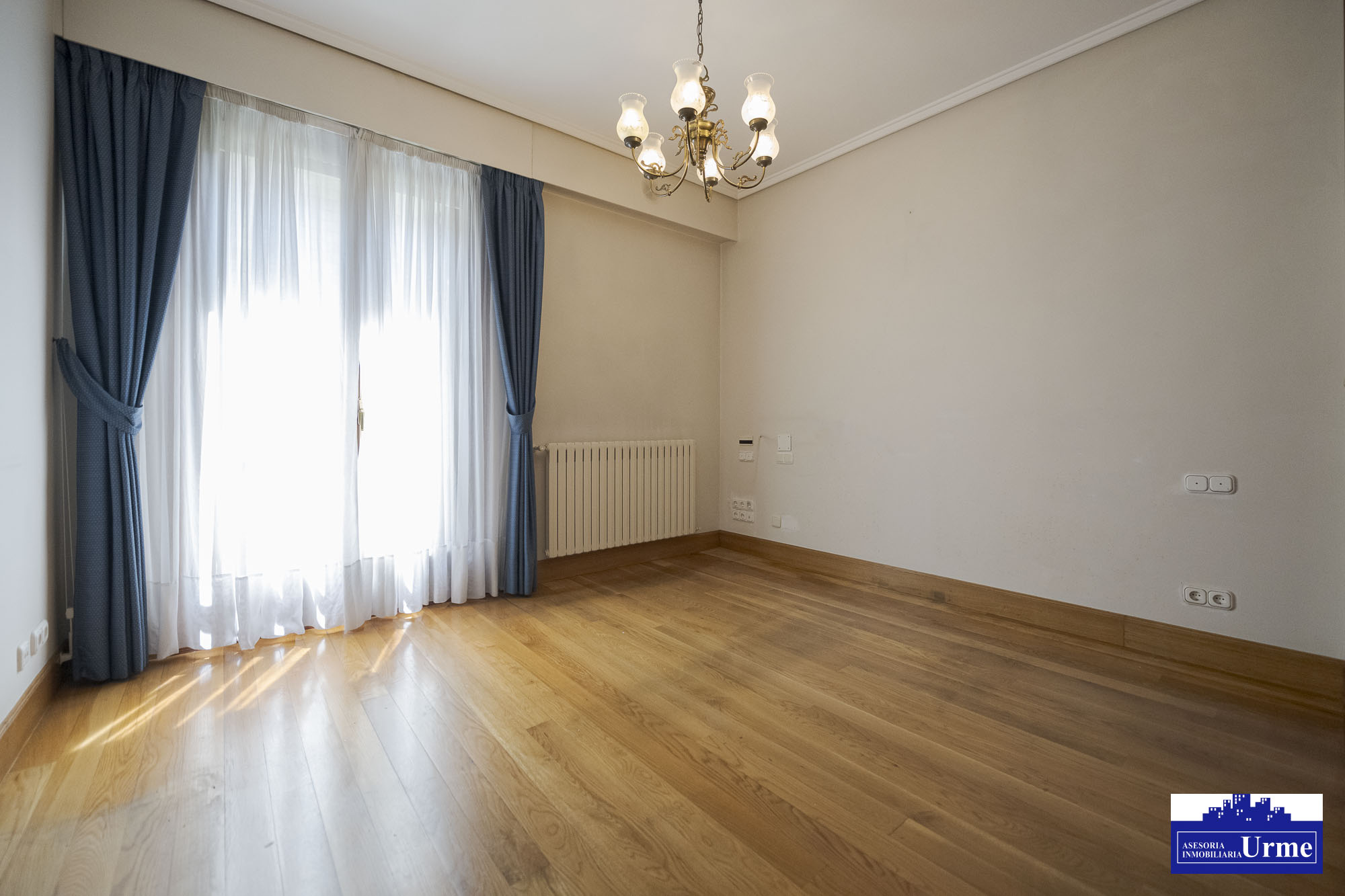 Magnifica vivienda en comunidad de 3 vecinos.110m2, 4 habitaciones, salon,cocina,2 baños,balcon.Garaje doble. Jardin comunitario.Ubicacion excepcional! Magnifica vivienda en comunidad de 3 vecinos.110m2, 4 habitaciones, salon,cocina,2 baños,balcon.Garaje doble. Jardin comunitario.Ubicacion excepcional!