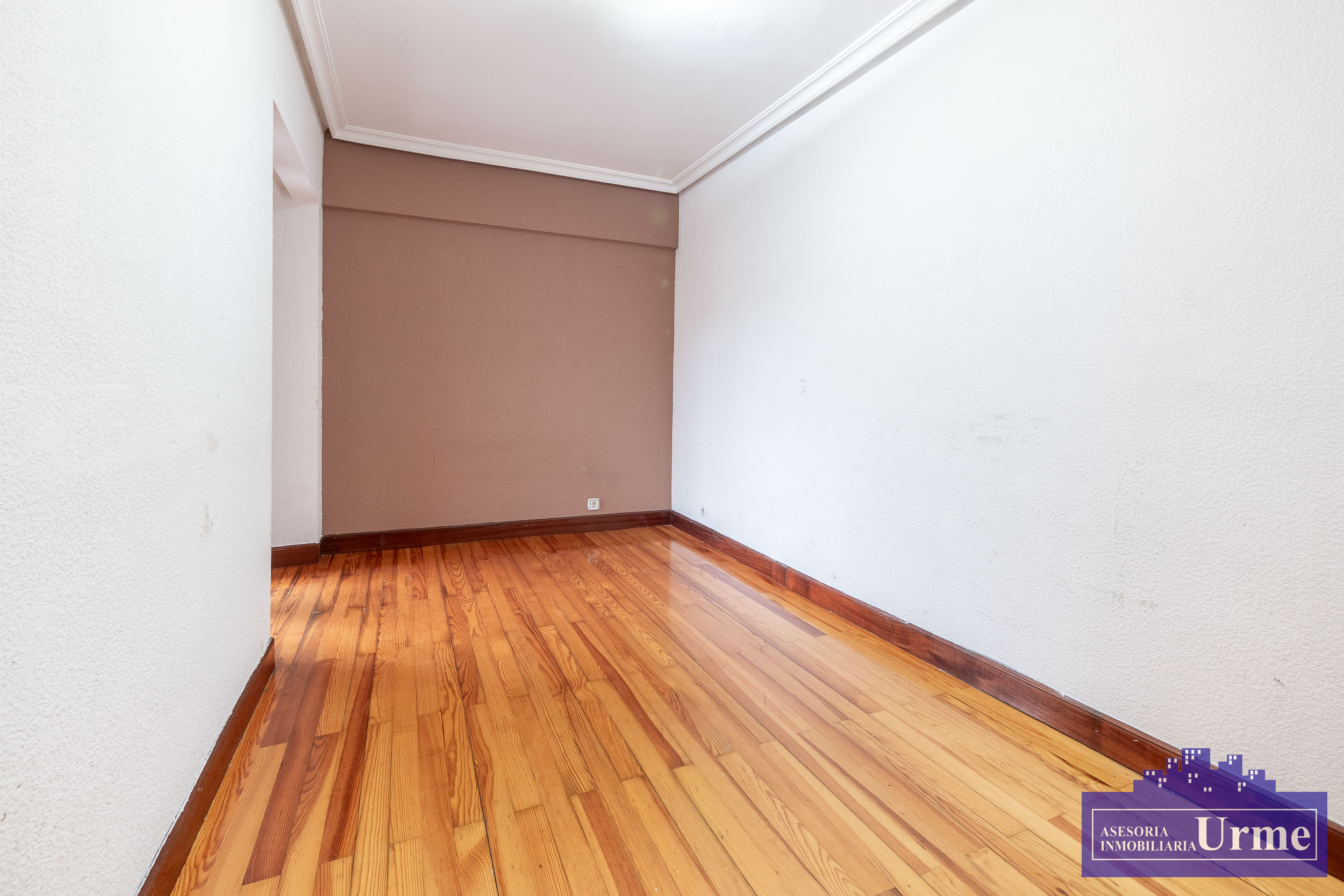 Zona Anzaran, ultima planta, vivienda de 90m2 útiles con terraza, exterior, 3 habitaciones, 2 baños, salón majo cuadrado, cocina equipada. Infórmate!!!!