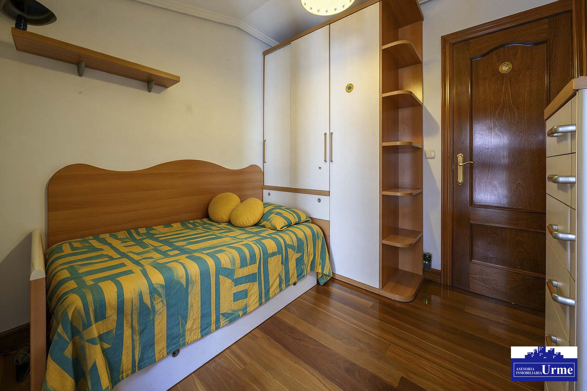 En Paseo Colon, ubicado en una 4º y ultima planta, con ascensor,75m2 utiles, cocina equipada, 2 habitaciones, dos baños, salon majo con 3 balcones. Impecable!!Para entrar a vivir!!! En Paseo Colon, ubicado en una 4º y ultima planta, con ascensor,75m2 utiles, cocina equipada, 2 habitaciones, dos baños, salon majo con 3 balcones. Impecable!!Para entrar a vivir!!!