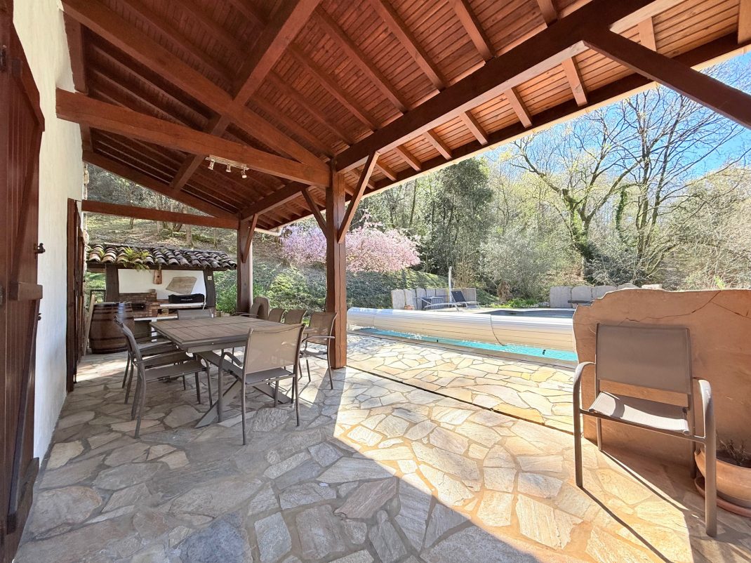 En Biriatou, Villa estilo basque con piscina climatizada! Parcela arbolada de 2918m2.Acceso a autopista y frontera a proximidad.Te encantara!! Ven a visitarla