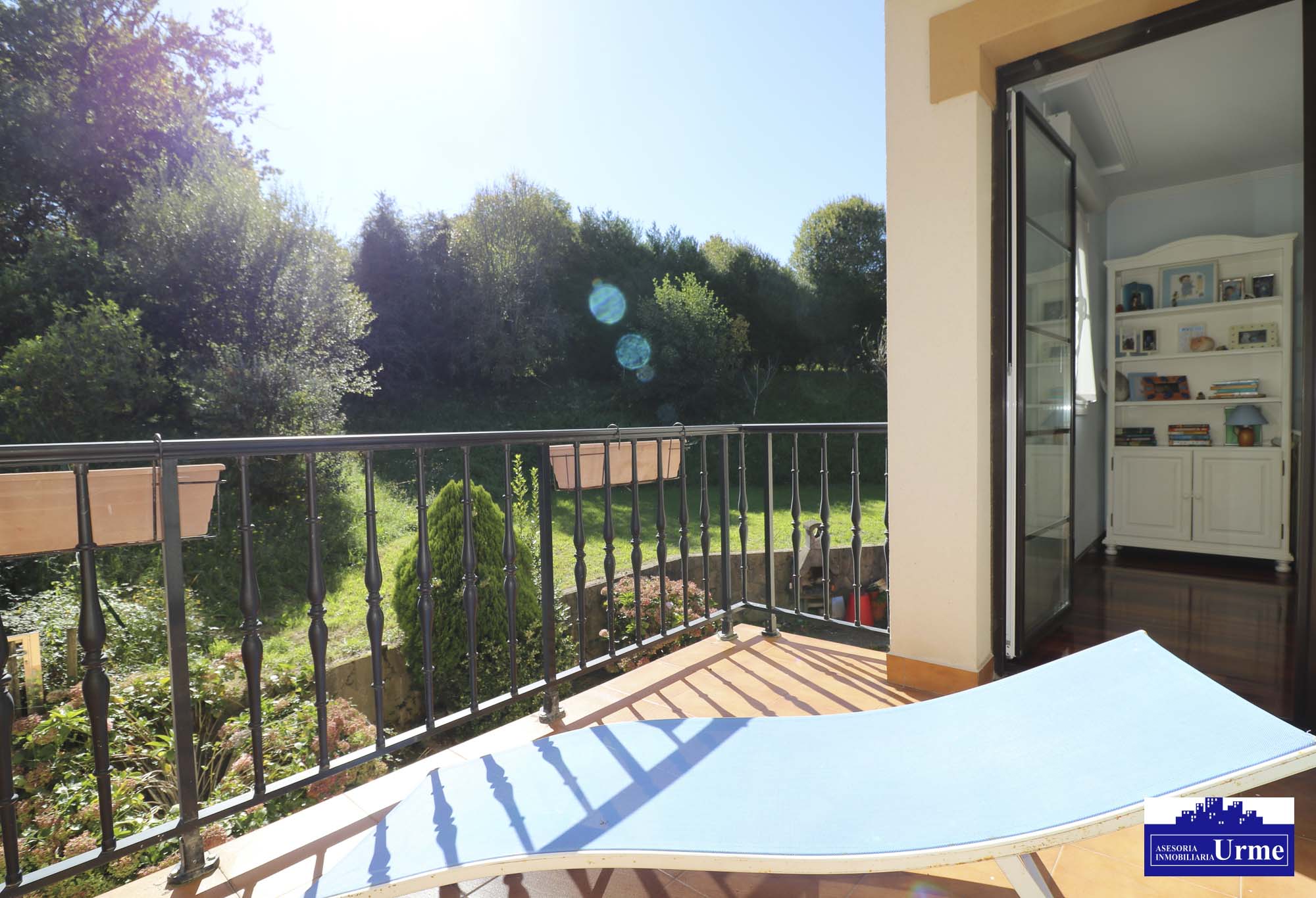 Espectacular villa con piscina en zona tranquila a pocos minutos de Irún. Infórmate!!