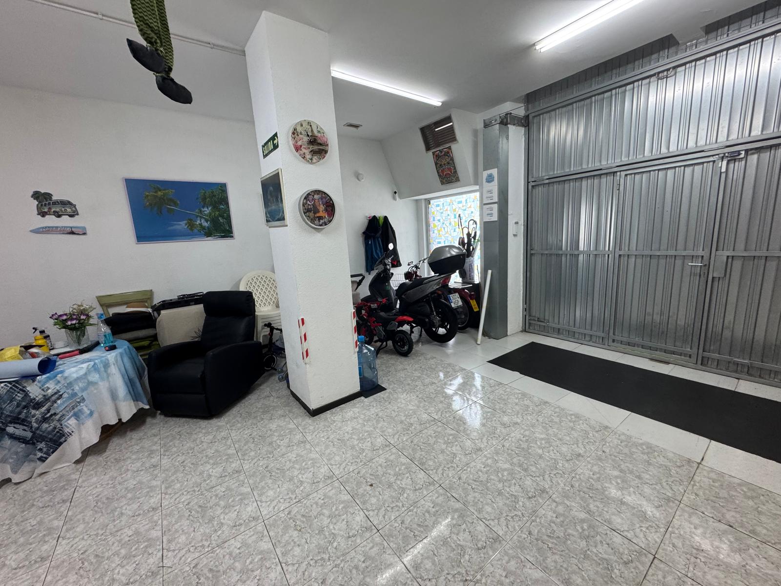 Garaje cerrado de 40m2 en zona peatonal con tarjeta, a pie de calle. Coche grande, trastero o txoko. Zona Artia. Informate!!! Garaje cerrado de 40m2 en zona peatonal con tarjeta, a pie de calle. Coche grande, trastero o txoko. Zona Artia. Informate!!!