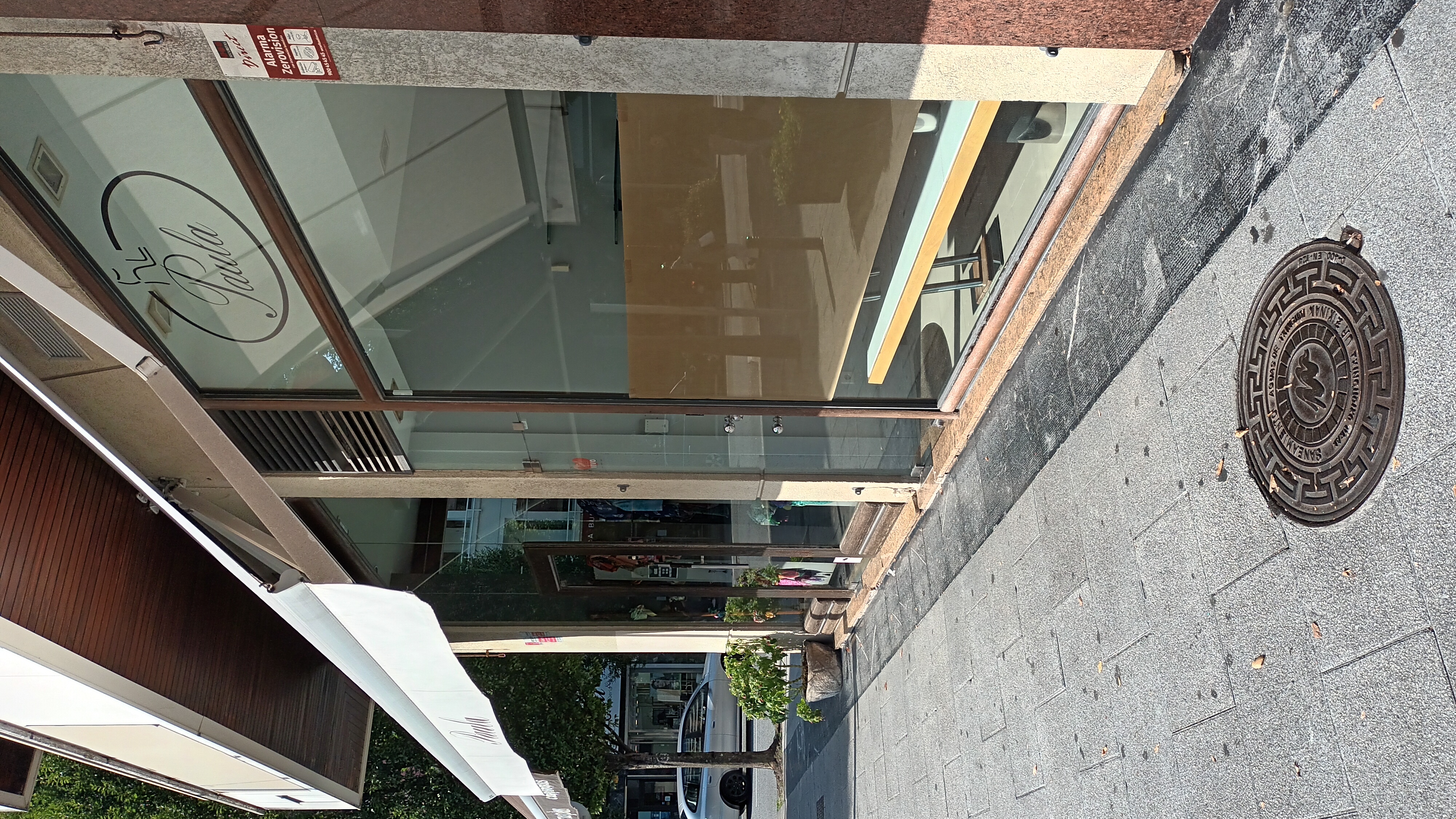 En venta y en alquiler. Luis Mariano caprichoso local. Ultima actividad durante 30 años,zapateria y complementos.