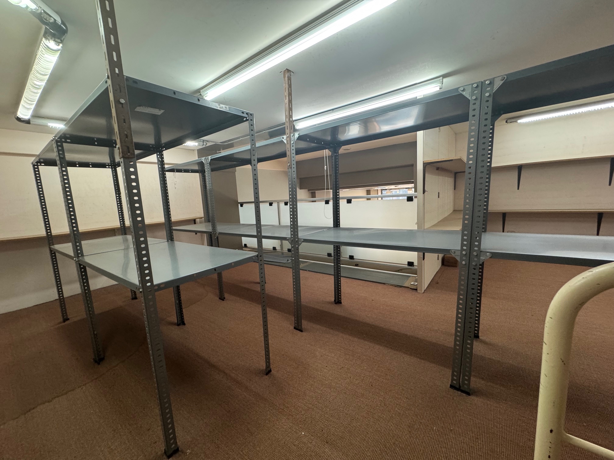 En Luis Mariano, local comercial 100 m2, distribuidos en 3 plantas (60m2 planta principal) Excelente ubicación! Infórmate en nuestras oficinas de Paseo de Colon 27. En Luis Mariano, local comercial 100 m2, distribuidos en 3 plantas (60m2 planta principal) Excelente ubicación! Infórmate en nuestras oficinas de Paseo de Colon 27.