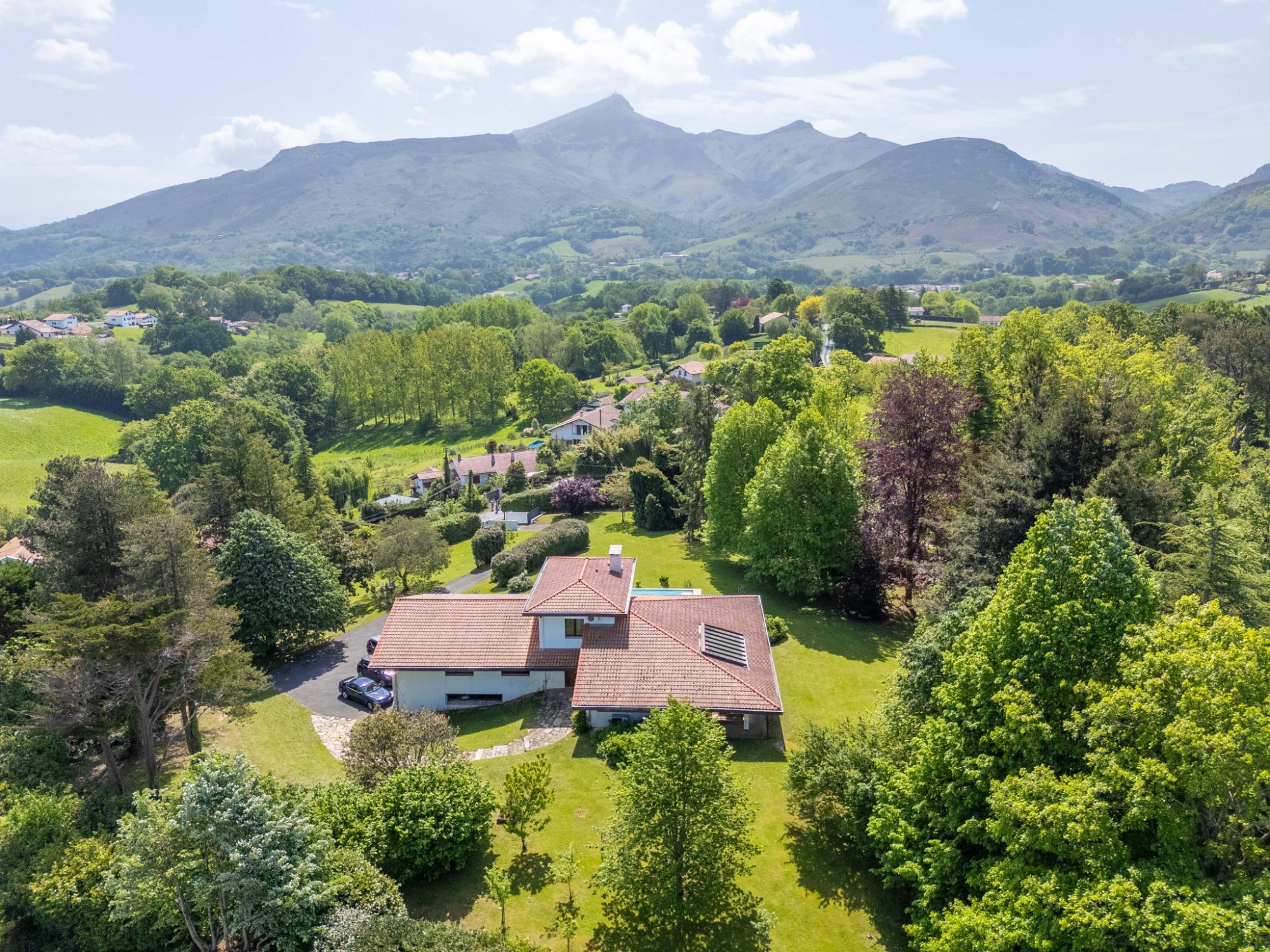 En Urrugne, entorno natural. IMPRESIONANTE villa individual CON PISCINA CLIMATIZADA!!10mil m2 de terreno arbolado y llano. Vistas fantasticas a Larun!!
