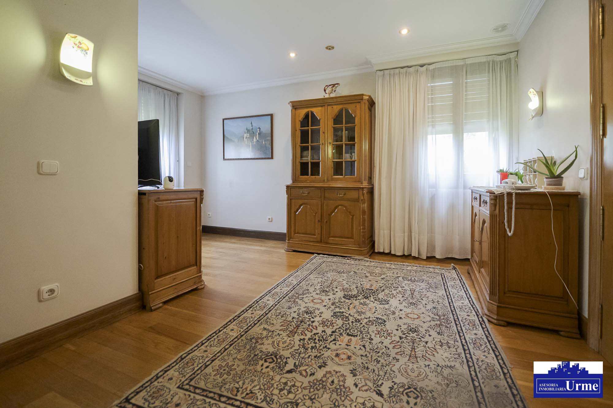 Magnifica vivienda en comunidad de 3 vecinos.110m2, 4 habitaciones, salon,cocina,2 baños,balcon.Garaje doble. Jardin comunitario.Ubicacion excepcional! Magnifica vivienda en comunidad de 3 vecinos.110m2, 4 habitaciones, salon,cocina,2 baños,balcon.Garaje doble. Jardin comunitario.Ubicacion excepcional!