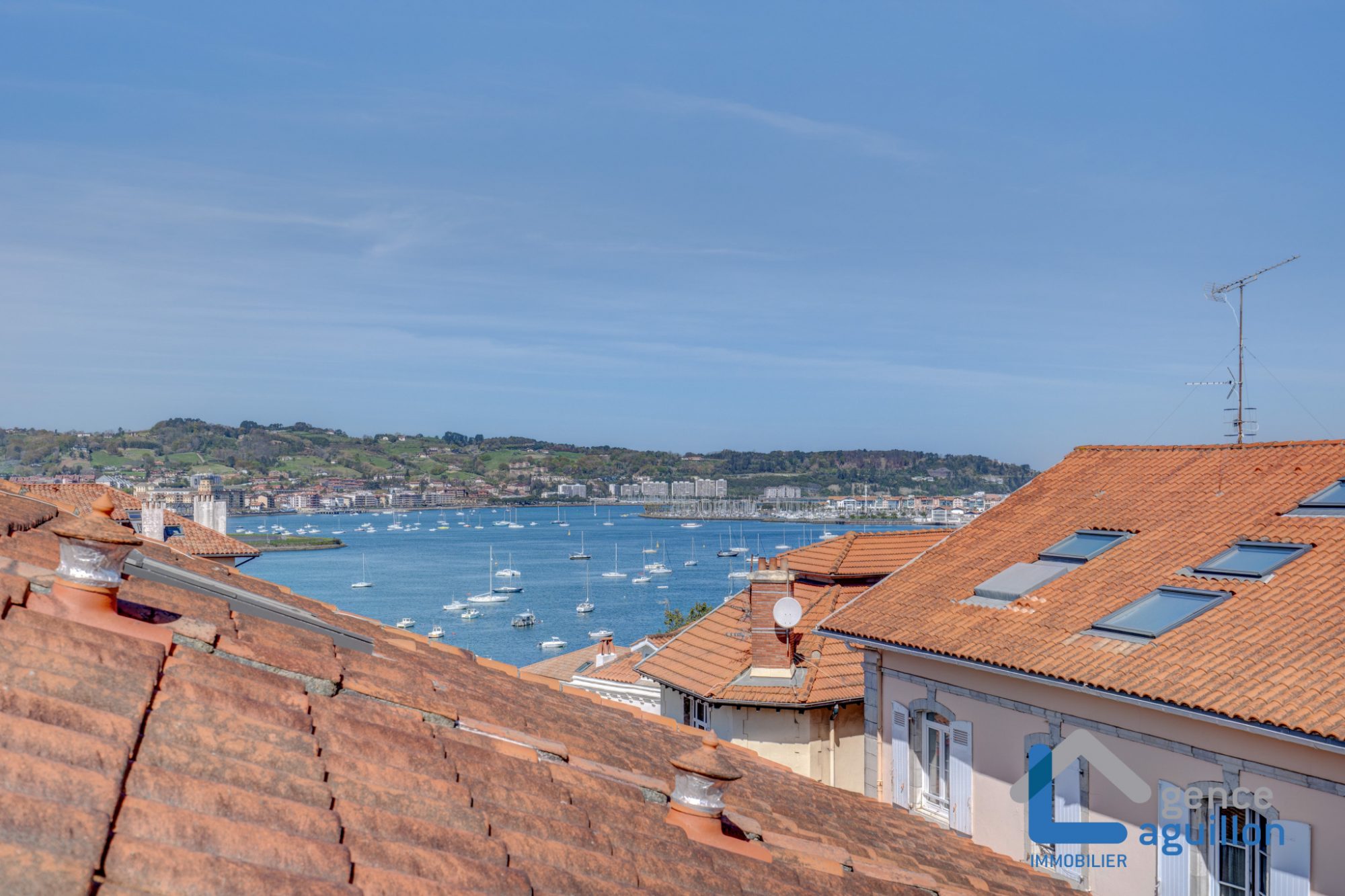 En Puerto Kaneta, a tan solo 100metros de la Bahia, duplex de 126m2, estilo moderno y rustico, vigas aparentes, piedra y mucha luz natural. Te encantara!!!! En Puerto Kaneta, a tan solo 100metros de la Bahia, duplex de 126m2, estilo moderno y rustico, vigas aparentes, piedra y mucha luz natural. Te encantara!!!!
