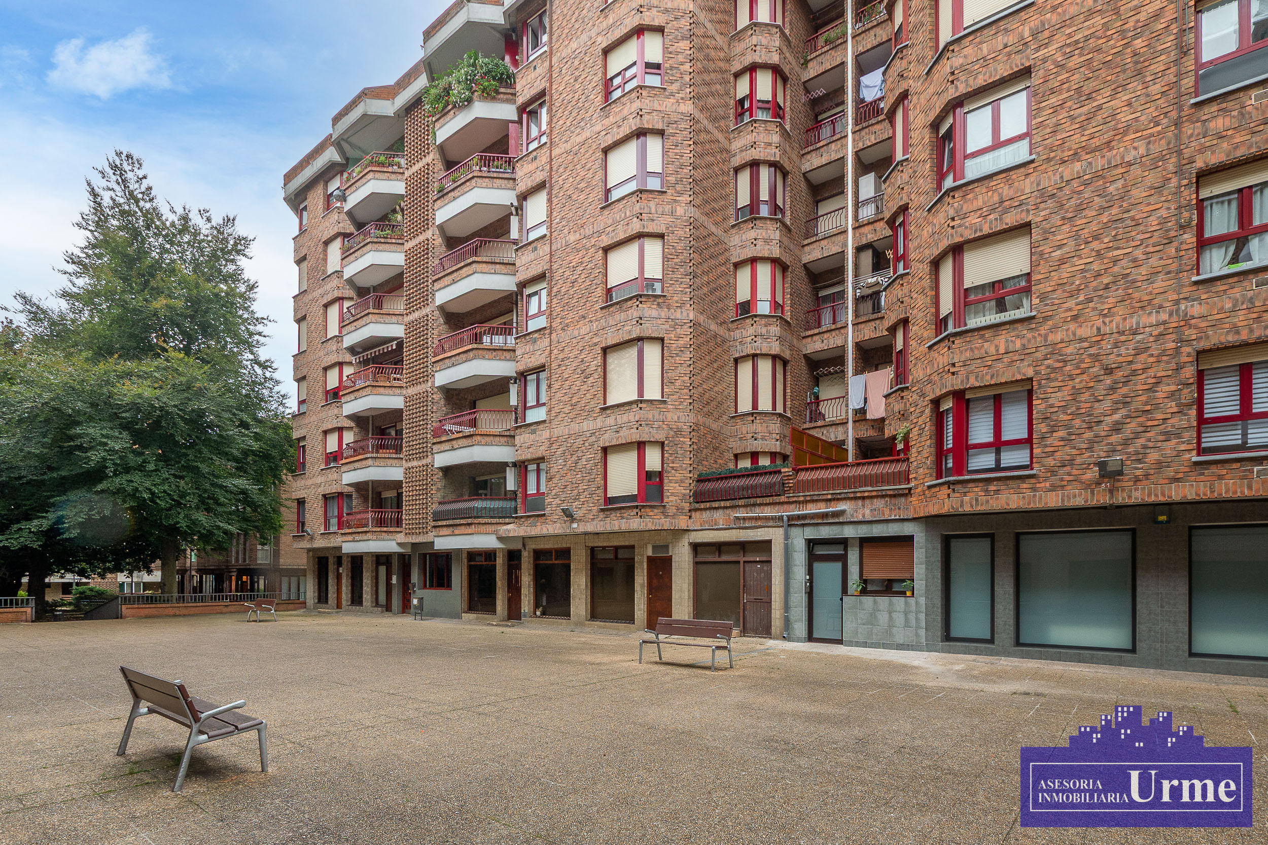 Zona Anzaran, ultima planta, vivienda de 90m2 útiles con terraza, exterior, 3 habitaciones, 2 baños, salón majo cuadrado, cocina equipada. Infórmate!!!!