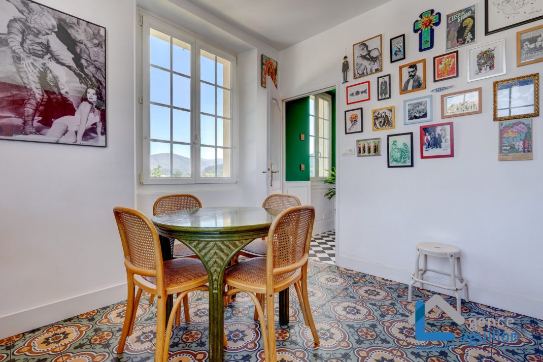 Vistas increíbles a Peñas de Aya y al Bidasoa. Duplex en pequeña comunidad con jardín comunitario y piscina. Proximidad frontera y topo! Infórmate