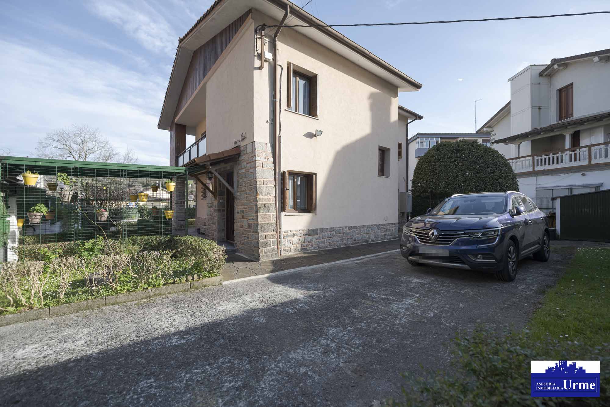 Próxima al ayuntamiento de Irún, villa individual en parcela de 700m2.Dos plantas de 90m2, jardín balcón garaje, txoko. Infórmate!!!