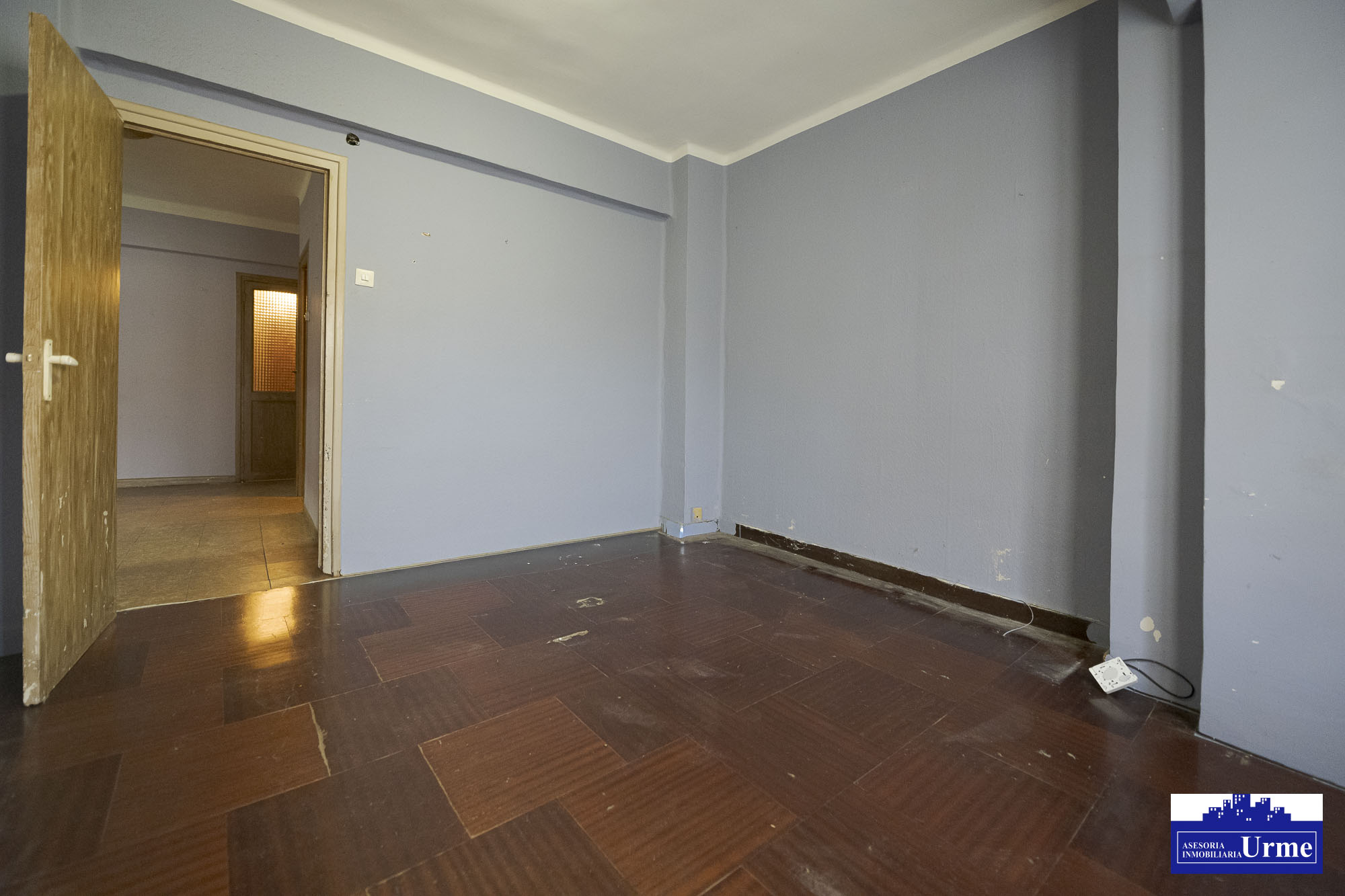 En plaza pio XII, a reformar totalmente! fachada y tejado realizados.53m2, actualmente 2 habitaciones, sala, cocina y baño. Informate!