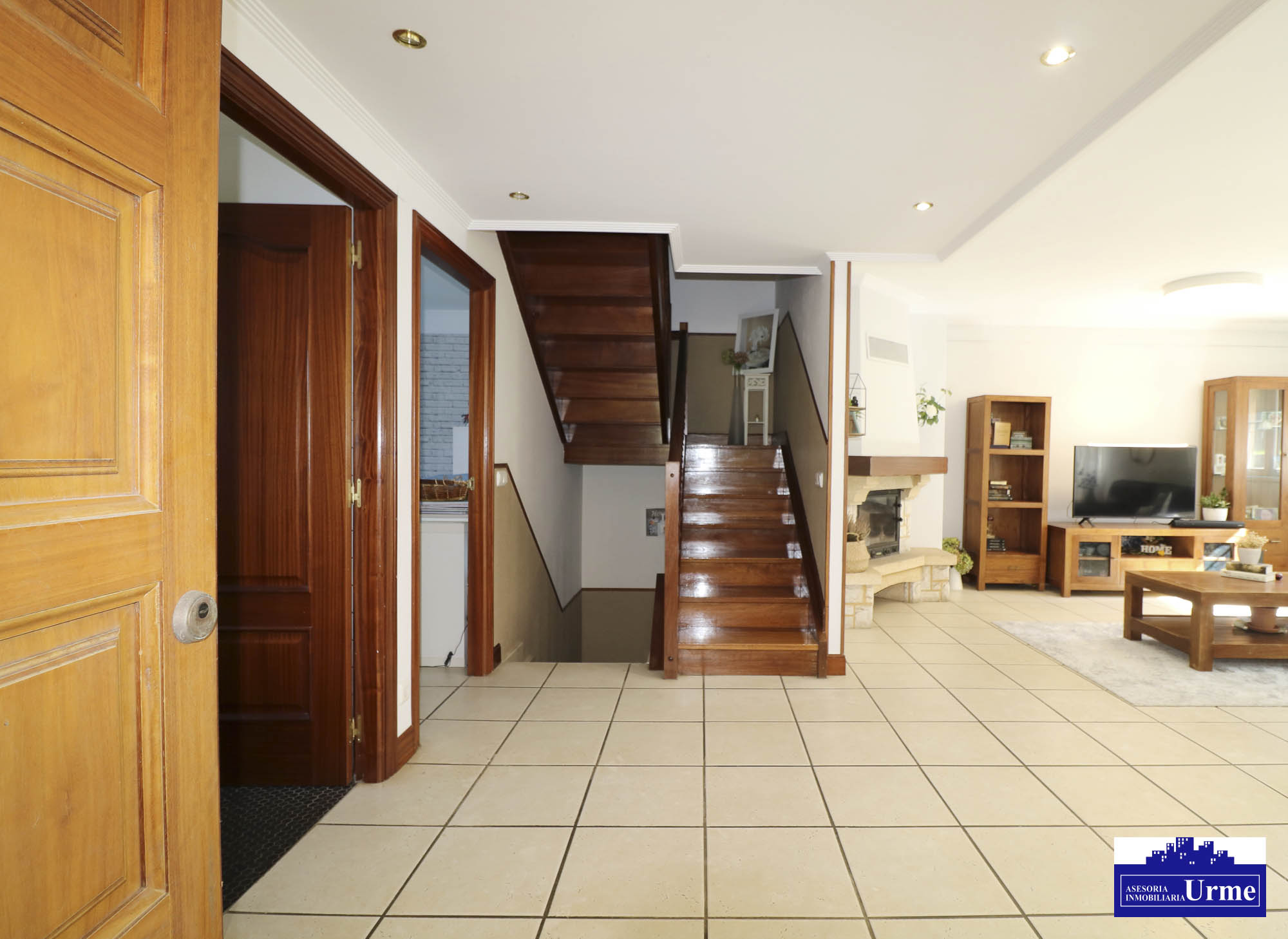 Espectacular villa con piscina en zona tranquila a pocos minutos de Irún. Infórmate!!