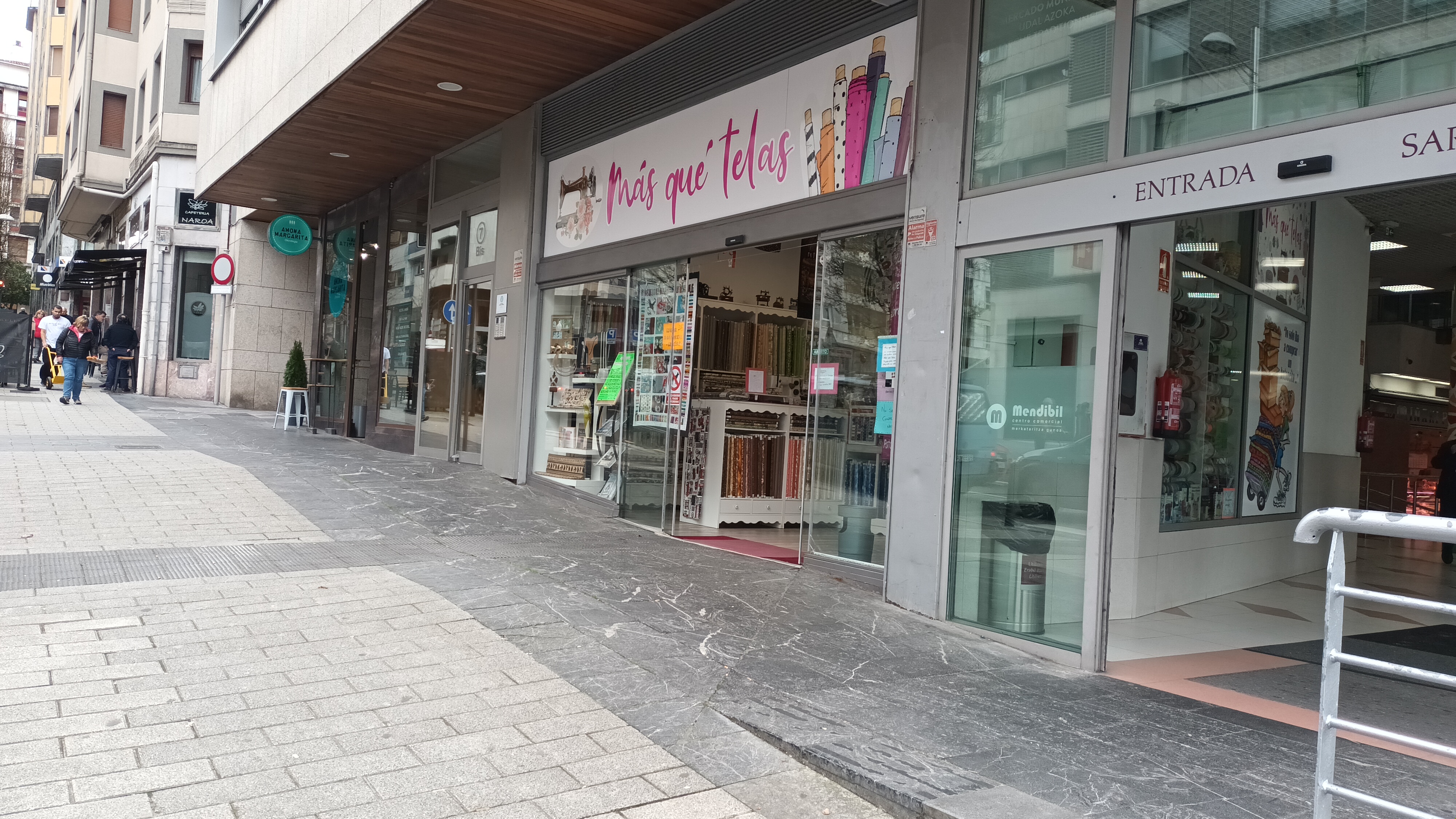 En Avenida de Iparralde, junto a los juzgados, se vende local comercial, idealmente ubicado.40m2 en dos estancias. Baño. Salida de humos. Ven a conocerlo!