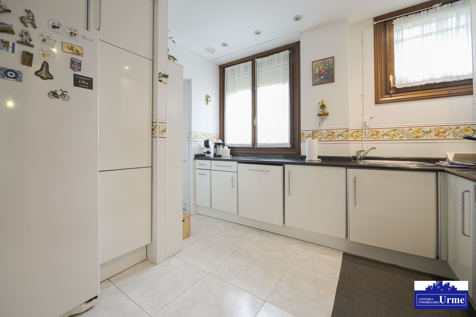 Magnifica vivienda en comunidad de 3 vecinos.110m2, 4 habitaciones, salon,cocina,2 baños,balcon.Garaje doble. Jardin comunitario.Ubicacion excepcional! Magnifica vivienda en comunidad de 3 vecinos.110m2, 4 habitaciones, salon,cocina,2 baños,balcon.Garaje doble. Jardin comunitario.Ubicacion excepcional!