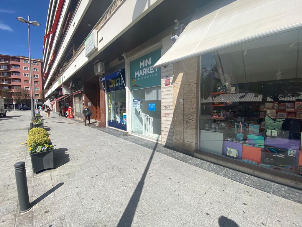 En Luis Mariano, Coqueto local a pie de calle de 30m2+ 20 de altillo ideal despacho o para almacenar. Ultima actividad tatuajes! Informate!!