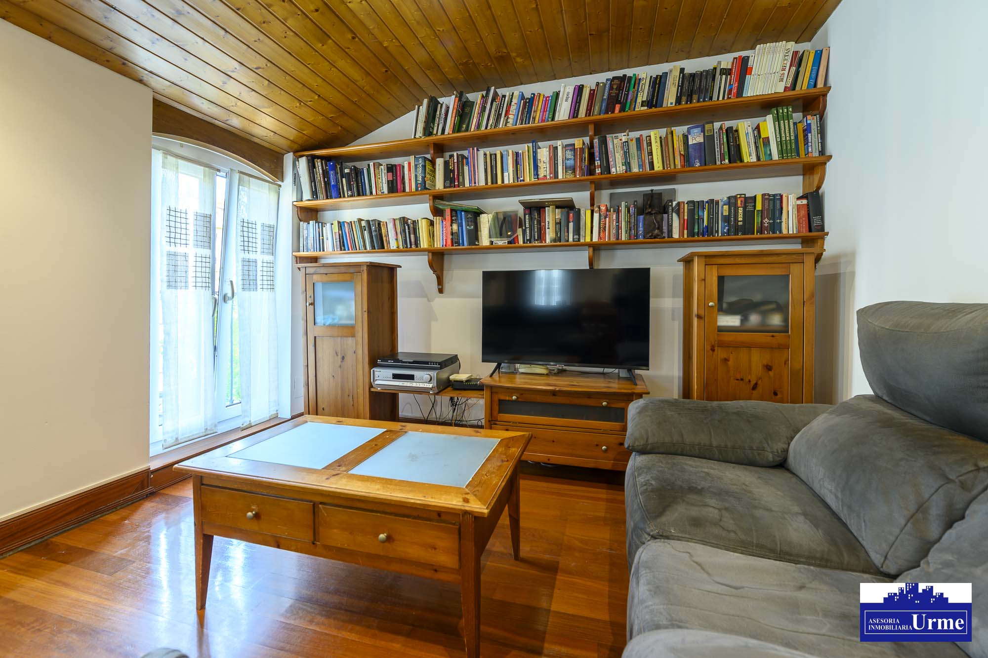 En Paseo Colon, ubicado en una 4º y  ultima planta, con ascensor,75m2 utiles, cocina equipada, 2 habitaciones, dos baños, salon majo con 3 balcones. Impecable!!Para entrar a vivir!!!