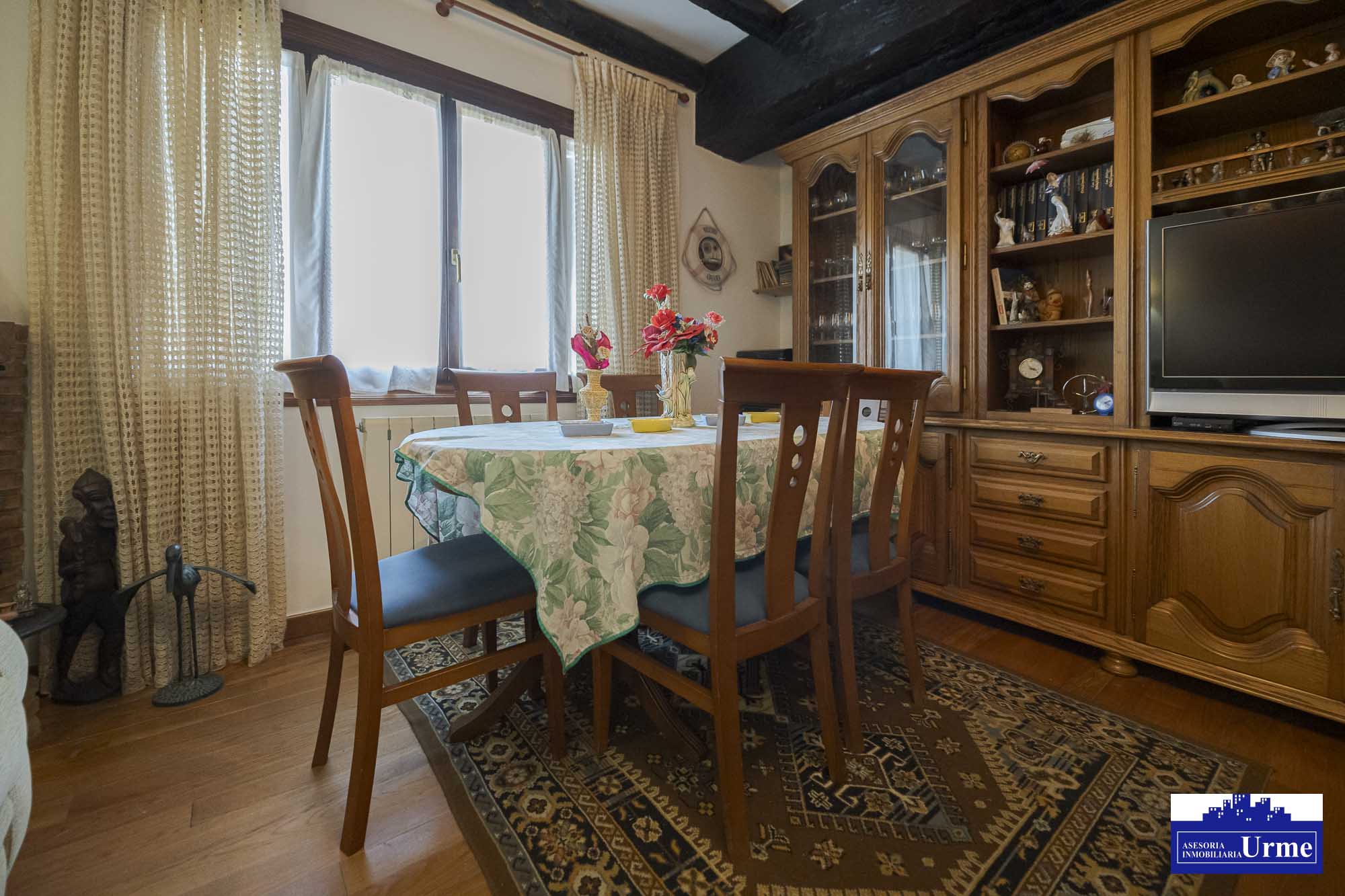 Próxima al ayuntamiento de Irún, villa individual en parcela de 700m2.Dos plantas de 90m2, jardín balcón garaje, txoko. Infórmate!!!