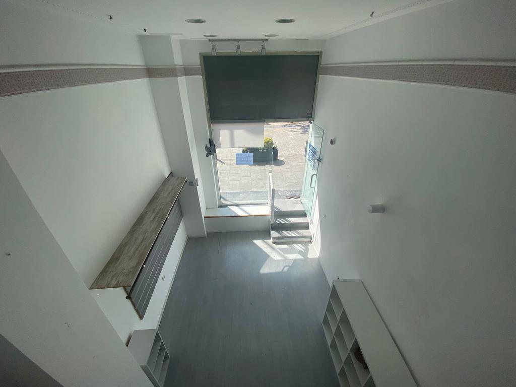 En Luis Mariano, Coqueto local a pie de calle de 30m2+ 20 de altillo ideal despacho o para almacenar. Ultima actividad tatuajes! Informate!!