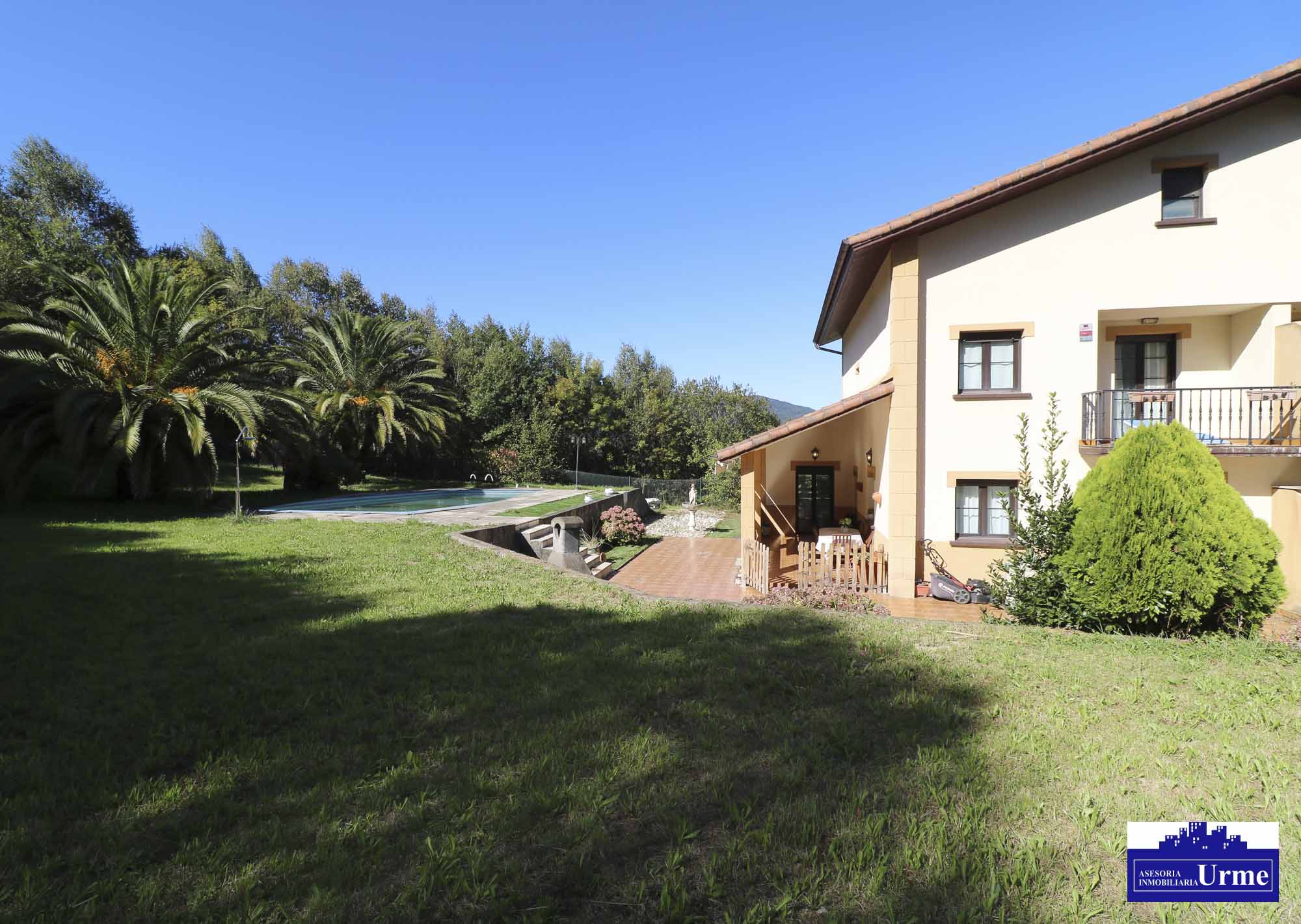 Espectacular villa con piscina en zona tranquila a pocos minutos de Irún. Infórmate!!