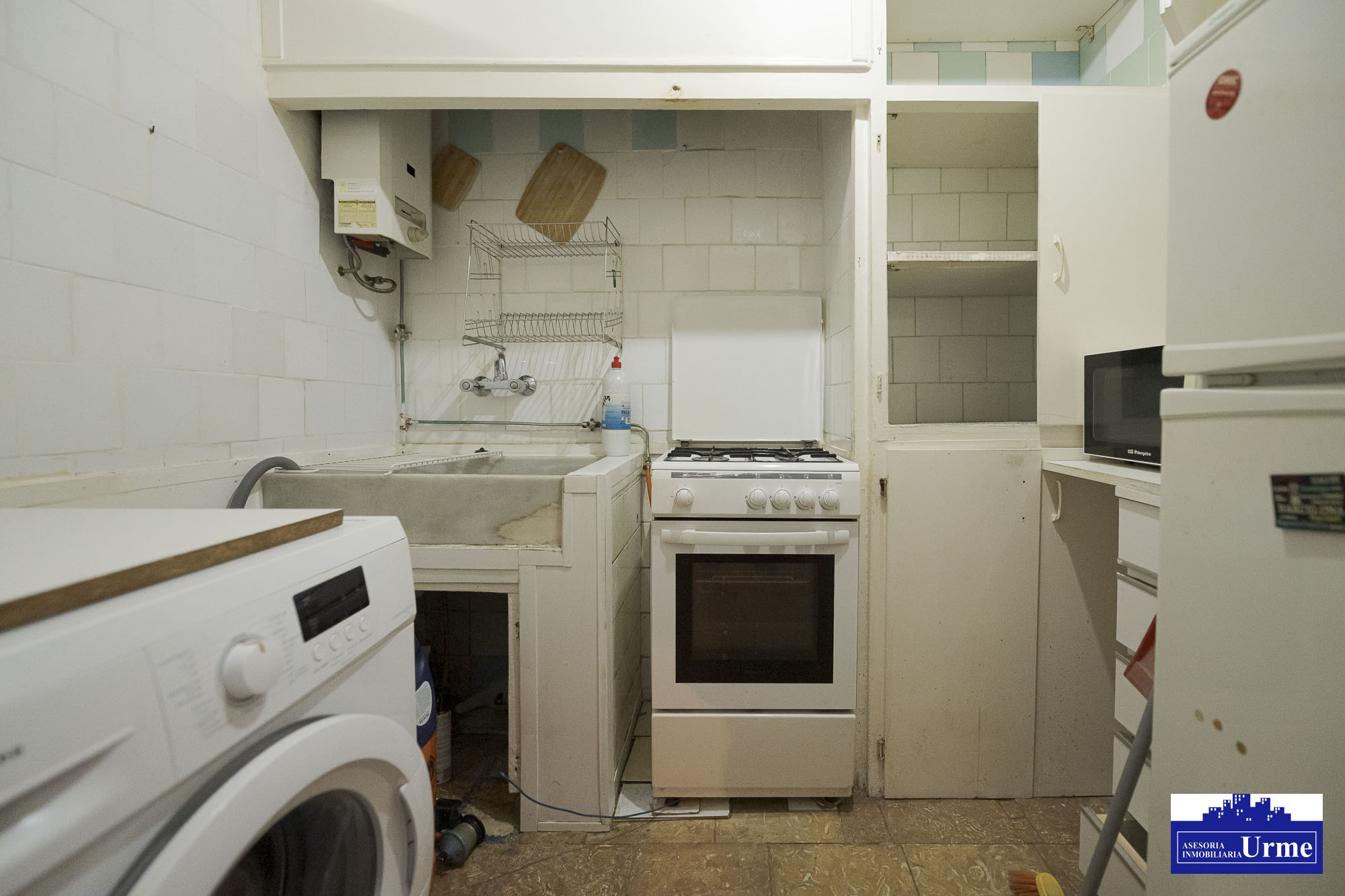 En plaza pio XII, a reformar totalmente! fachada y tejado realizados.53m2, actualmente 2 habitaciones, sala, cocina y baño. Informate!