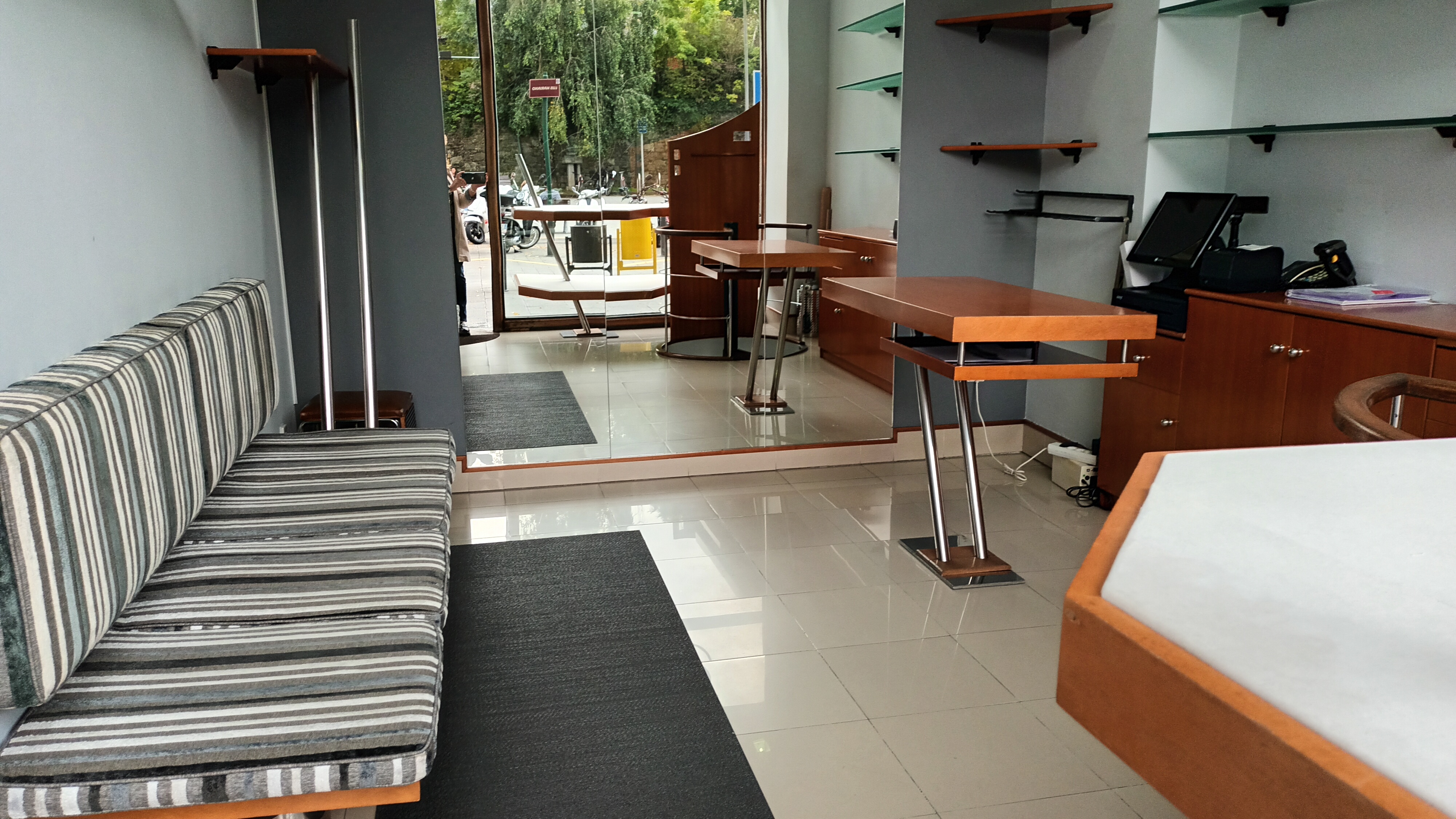 En venta y en alquiler. Luis Mariano caprichoso local. Ultima actividad durante 30 años,zapateria y complementos.