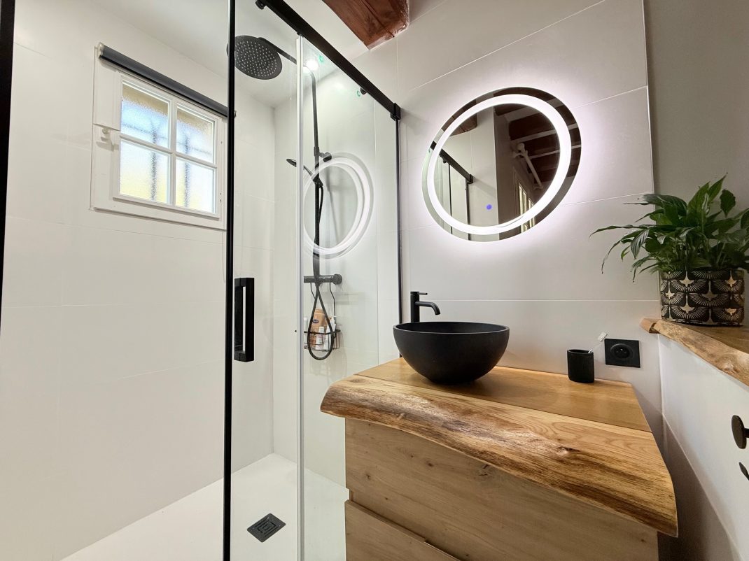 En Biriatou, Villa estilo basque con piscina climatizada! Parcela arbolada de 2918m2.Acceso a autopista y frontera a proximidad.Te encantara!! Ven a visitarla