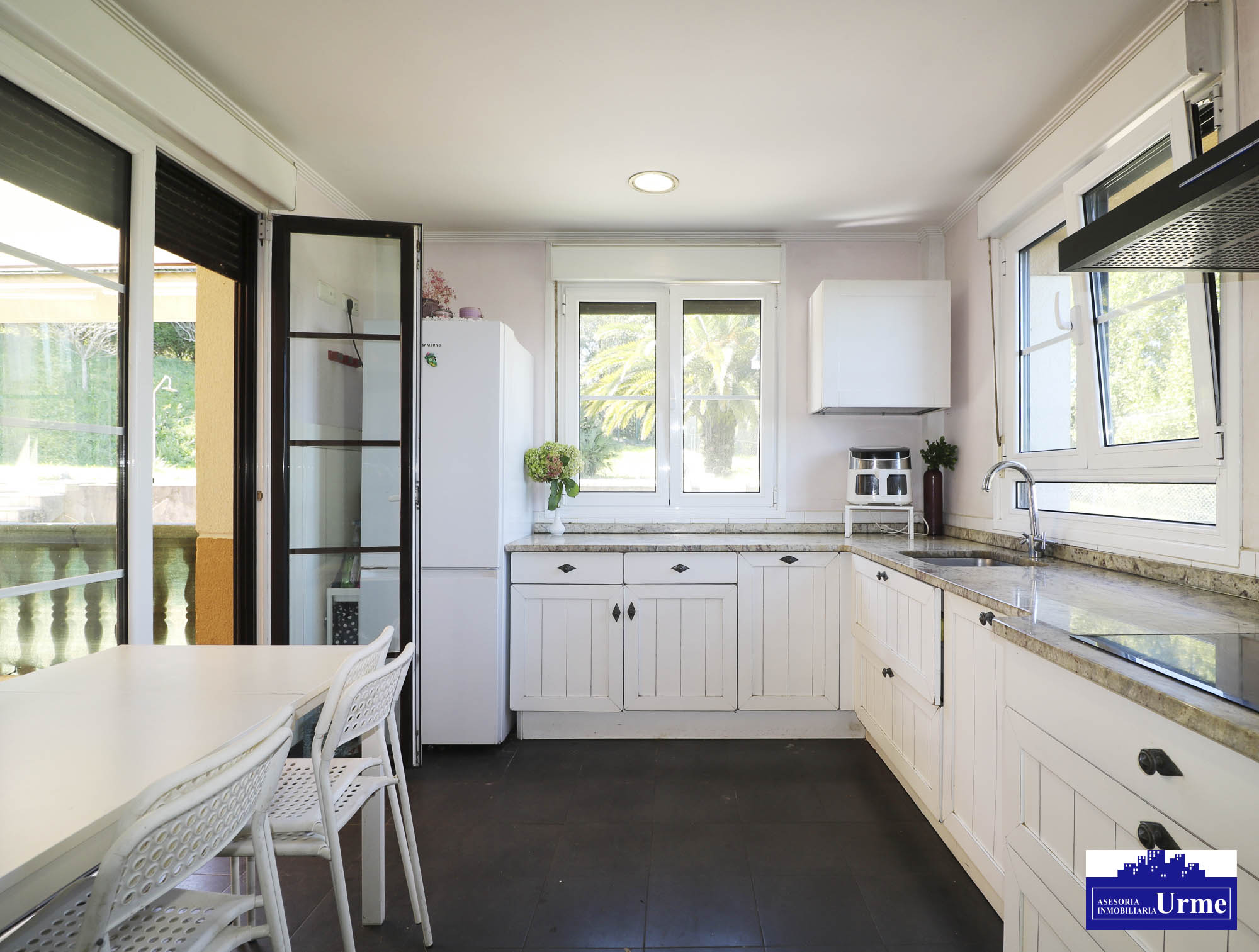 Espectacular villa con piscina en zona tranquila a pocos minutos de Irún. Infórmate!!