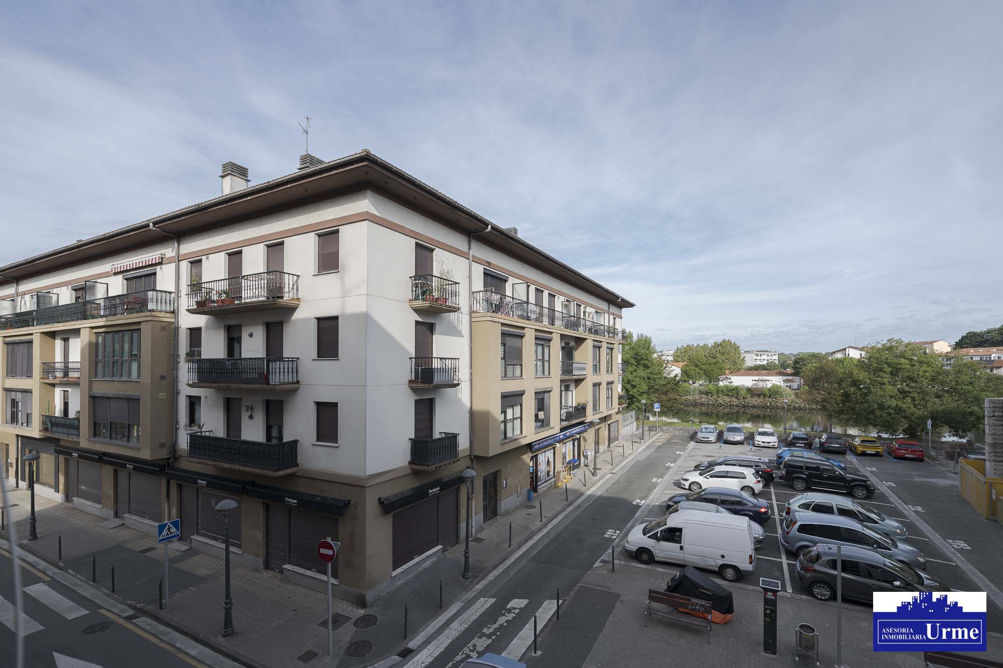 En Behobia vivienda amplia de 102m2 utiles, ubicada en una 2º planta con ascensor.3 Habitaciones, 2 baños, salon de 25m2, cocina equipada, balcon cerrado. Informate!!