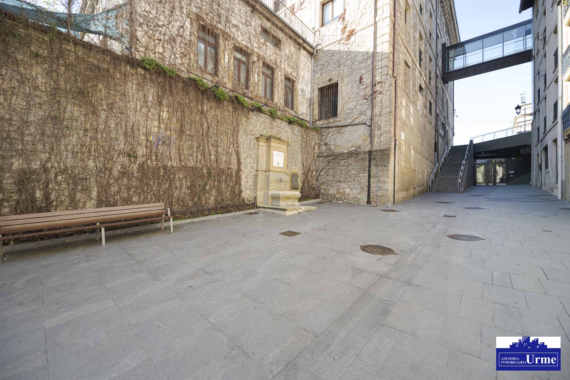 Junto al ascensor del ayuntamiento. Vivienda en ultima planta con ascensor. Alquilada actualmente. Infórmate!