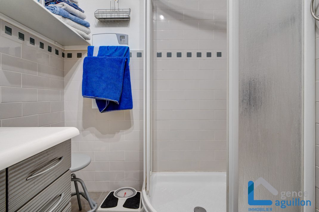 Frente el mar, primerísima linea de playa, vistas y sol!!Ubicado en una 5 planta con ascensor, apartamento con amplia terraza y vistas maravillosas...