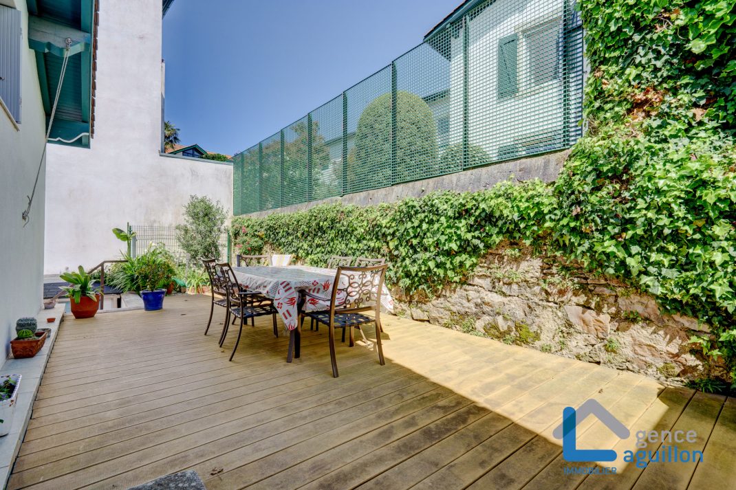 Con un toque especial, villa adosada en el centro. Con 2 amplias terrazas. Comercio a pie. Topo a proximidad. Para entrar a vivir!!