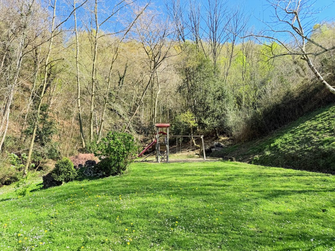 En Biriatou, Villa estilo basque con piscina climatizada! Parcela arbolada de 2918m2.Acceso a autopista y frontera a proximidad.Te encantara!! Ven a visitarla