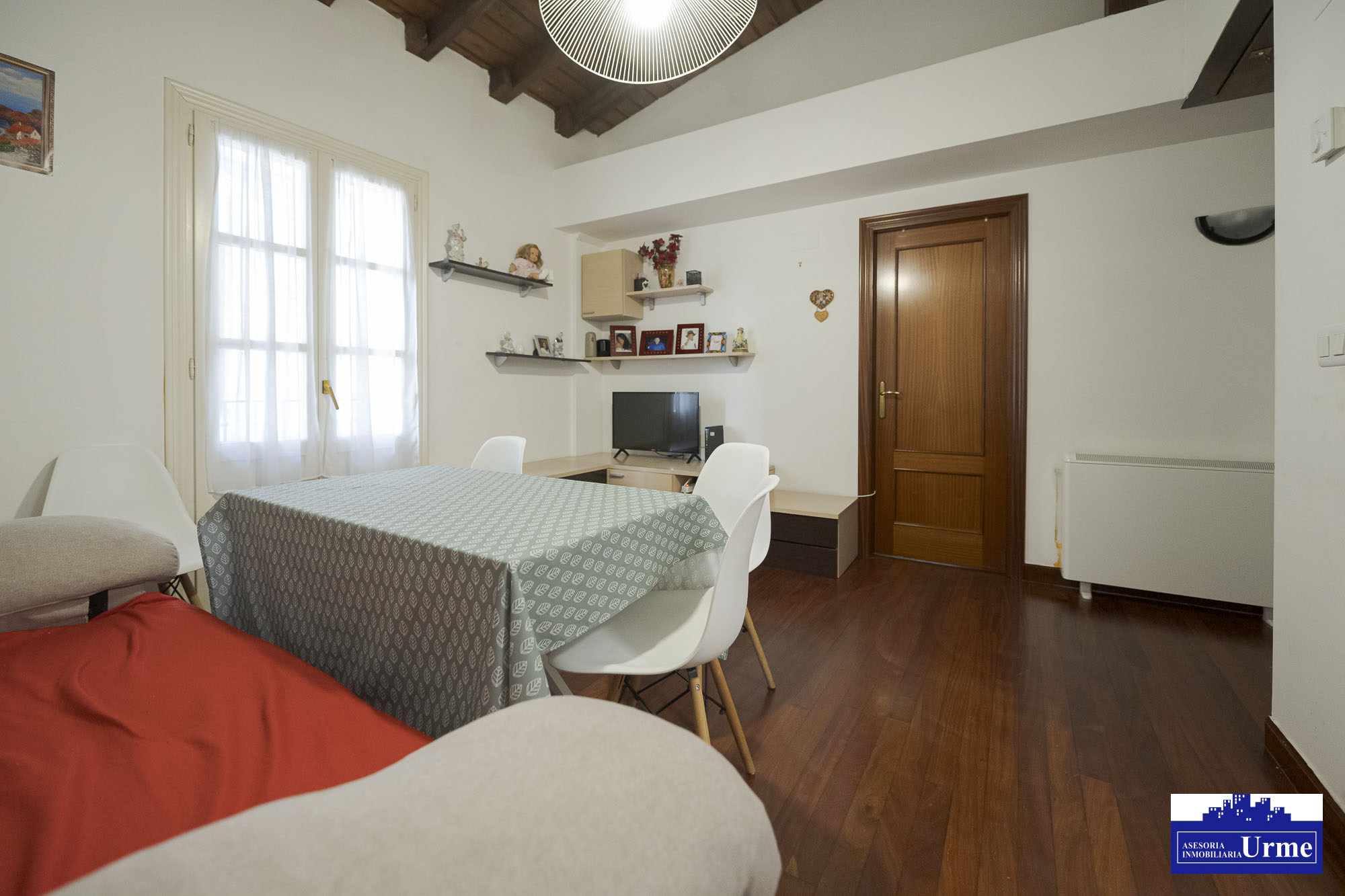 Junto al ascensor del ayuntamiento. Vivienda en ultima planta con ascensor. Alquilada actualmente. Infórmate!