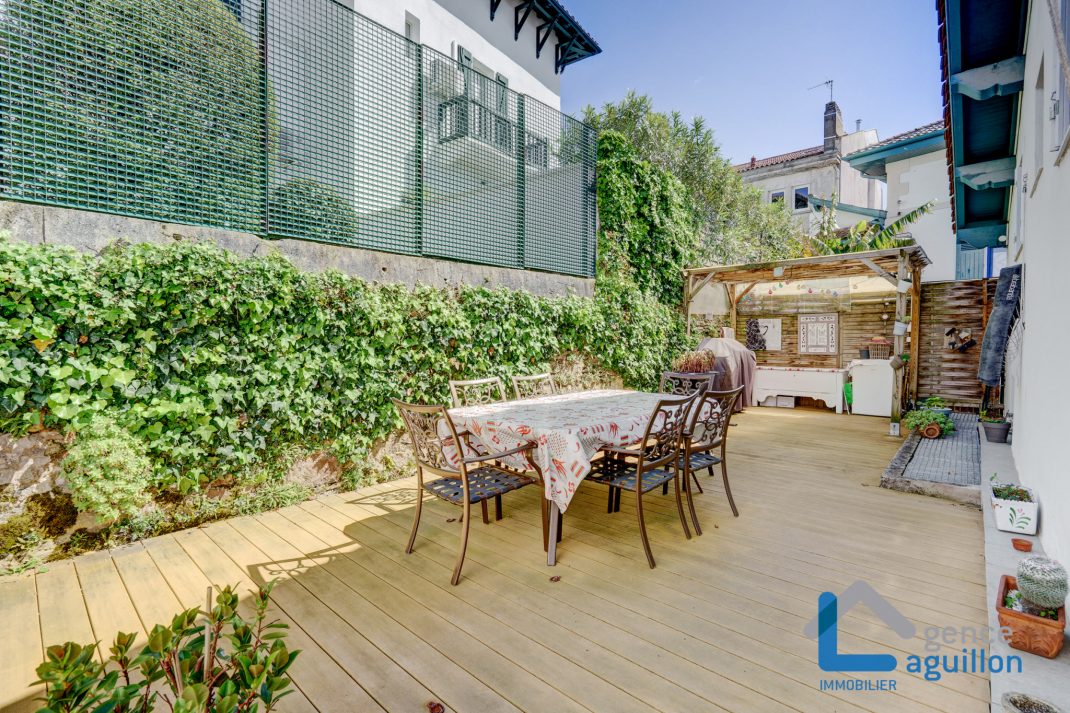 Con un toque especial, villa adosada en el centro. Con 2 amplias terrazas. Comercio a pie. Topo a proximidad. Para entrar a vivir!!