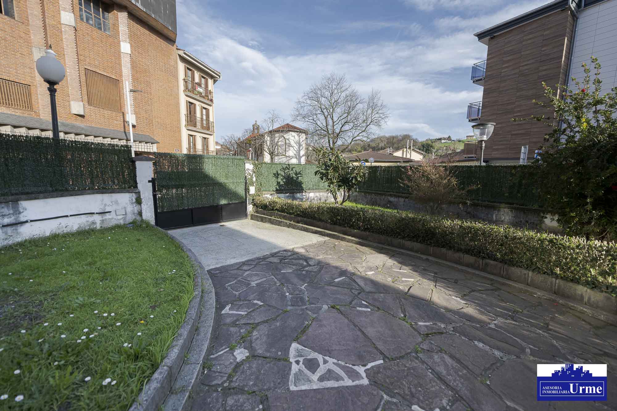 Próxima al ayuntamiento de Irún, villa individual en parcela de 700m2.Dos plantas de 90m2, jardín balcón garaje, txoko. Infórmate!!!