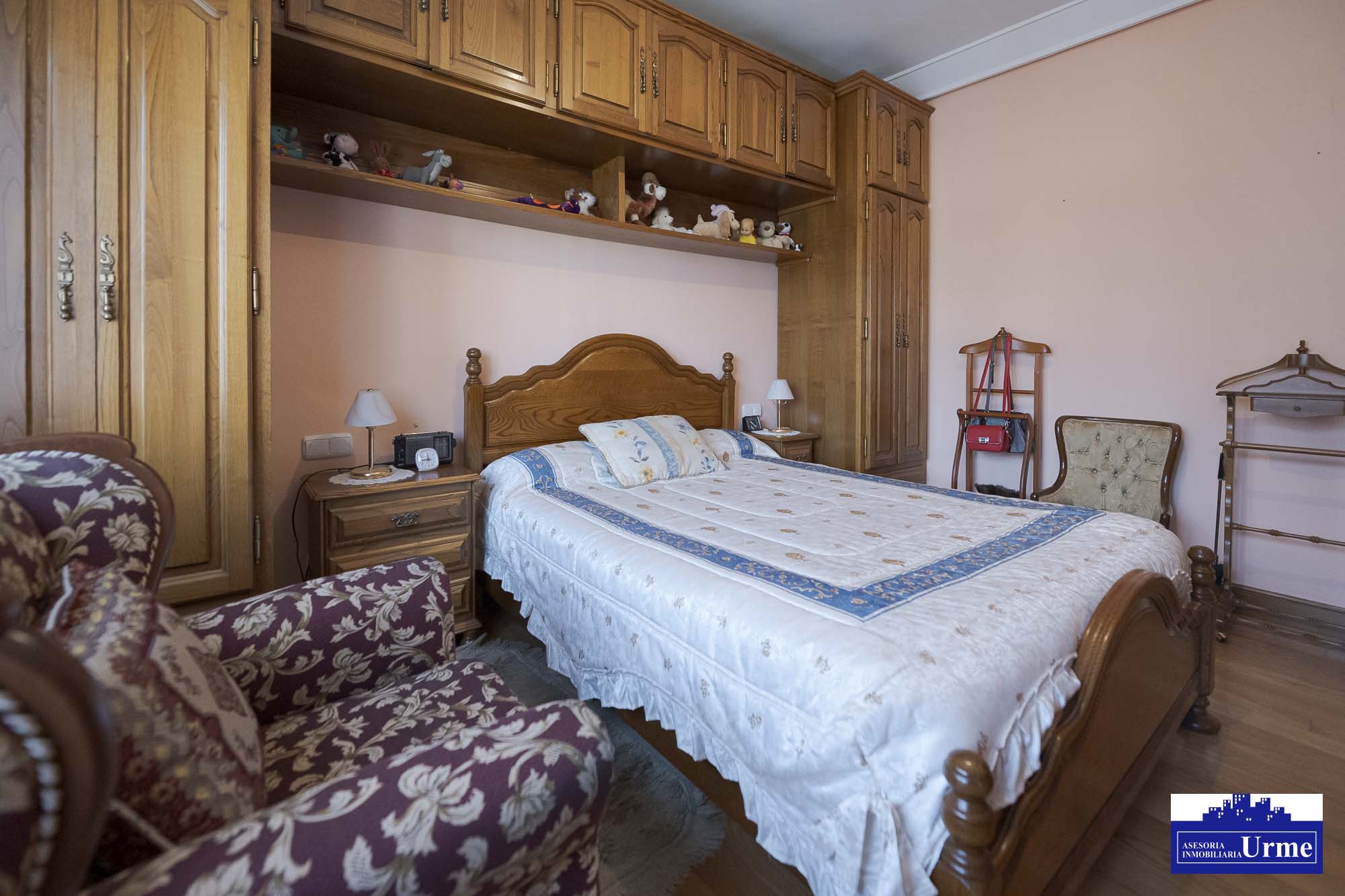 Próxima al ayuntamiento de Irún, villa individual en parcela de 700m2.Dos plantas de 90m2, jardín balcón garaje, txoko. Infórmate!!!